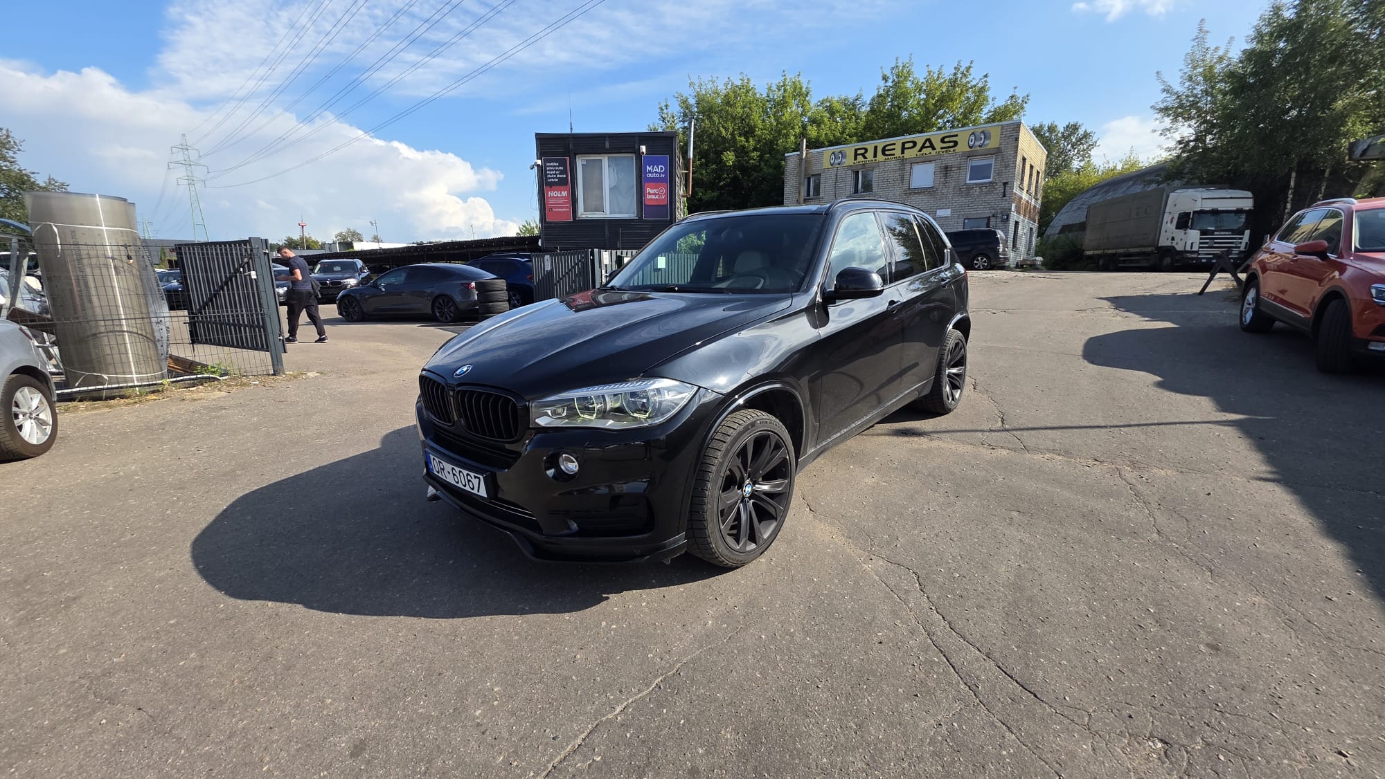 Car image 4