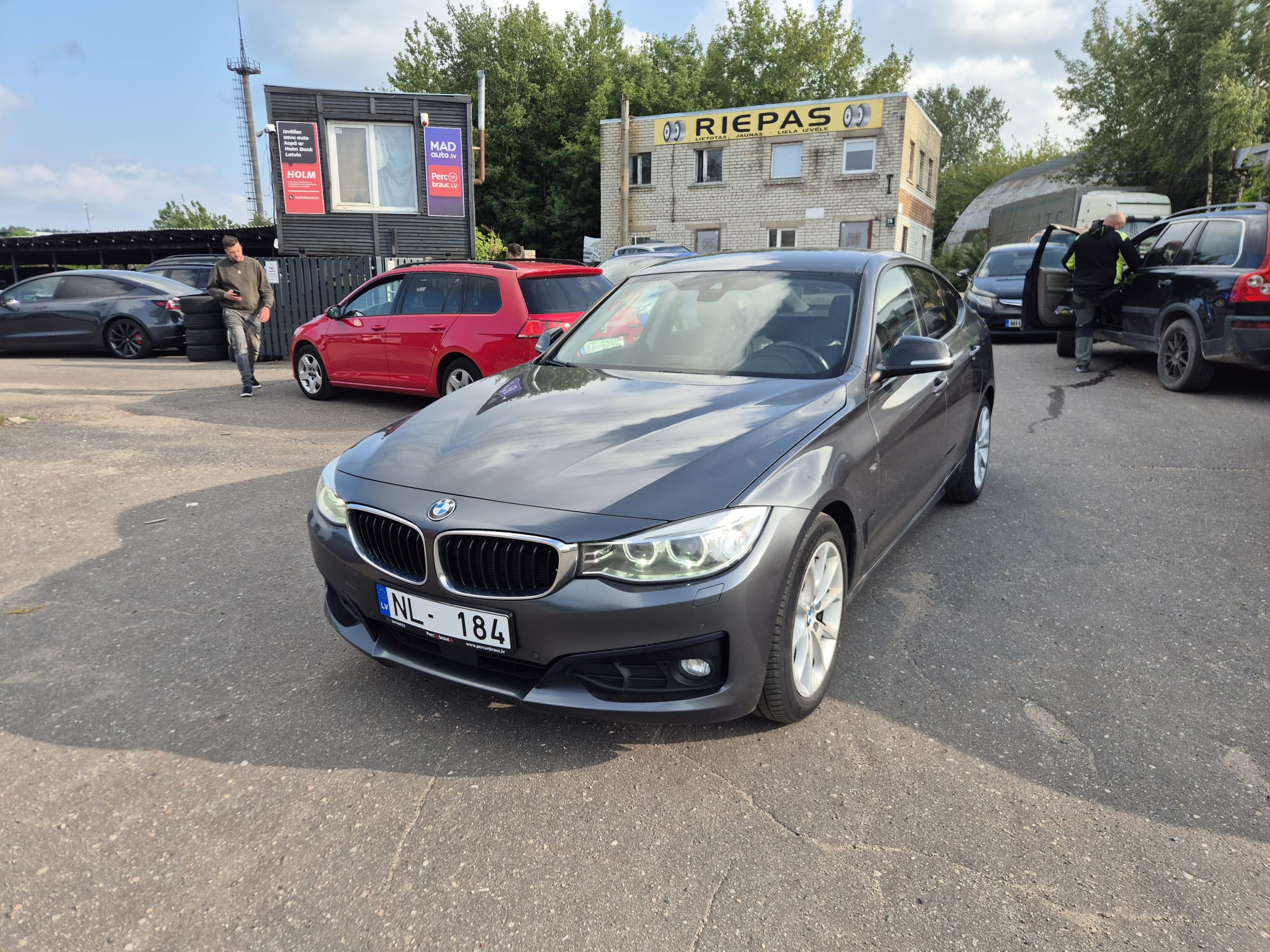 Car image 4