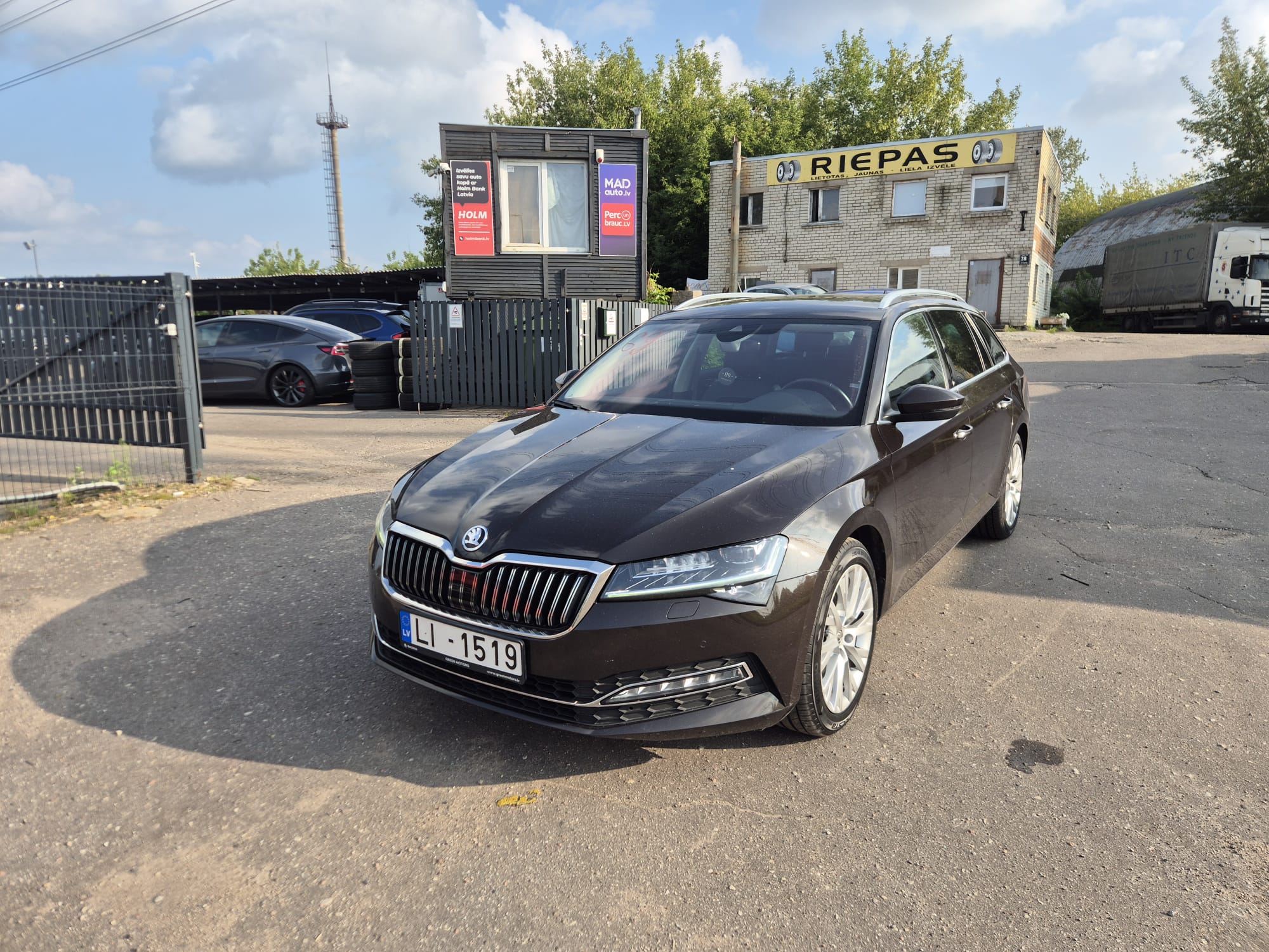 Car image 4