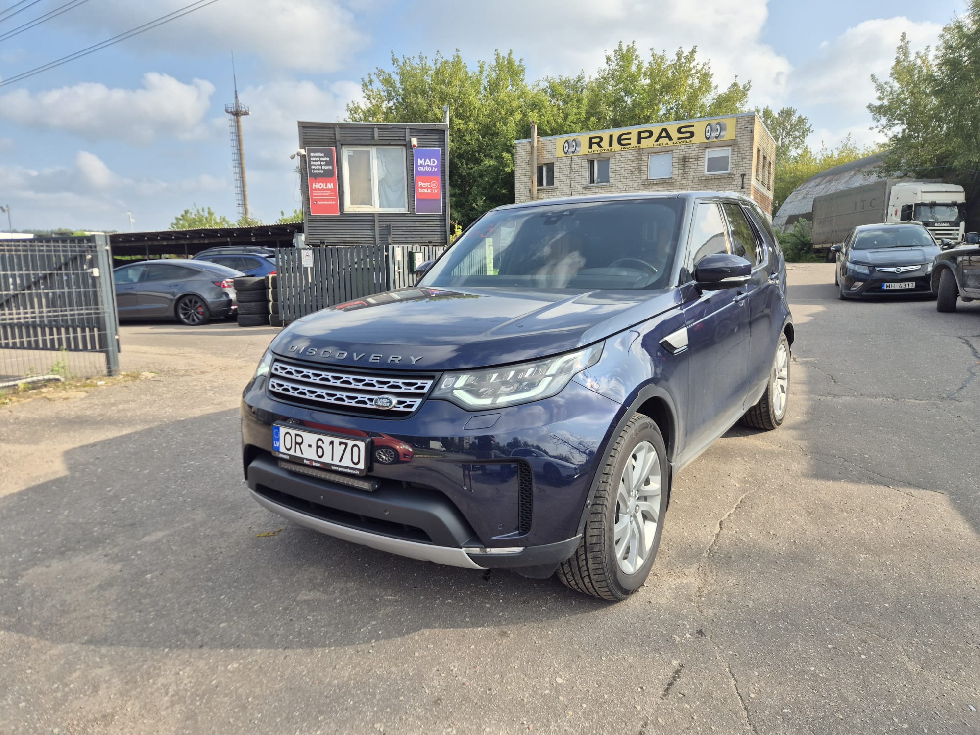 Car image 4
