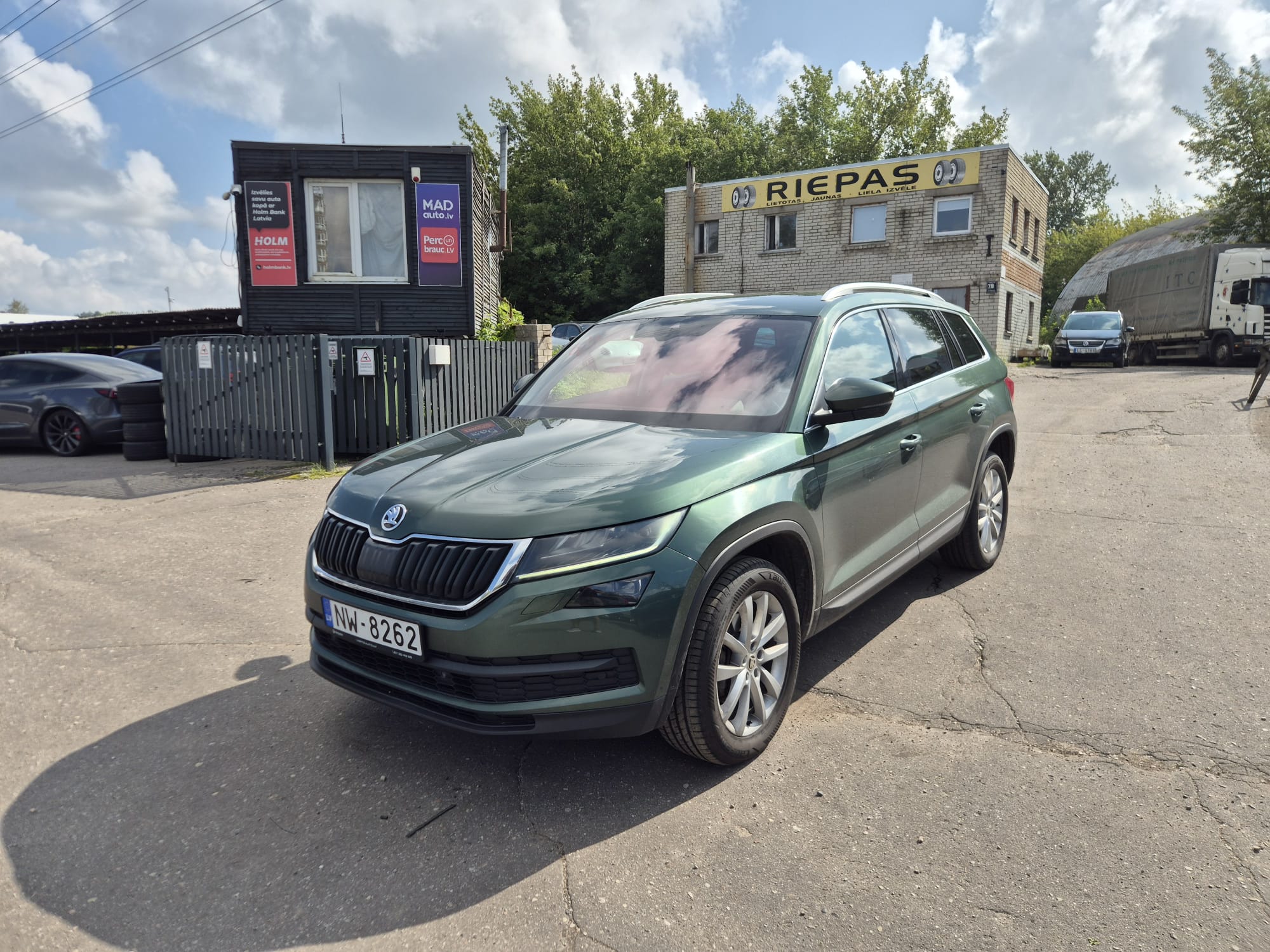 Car image 4