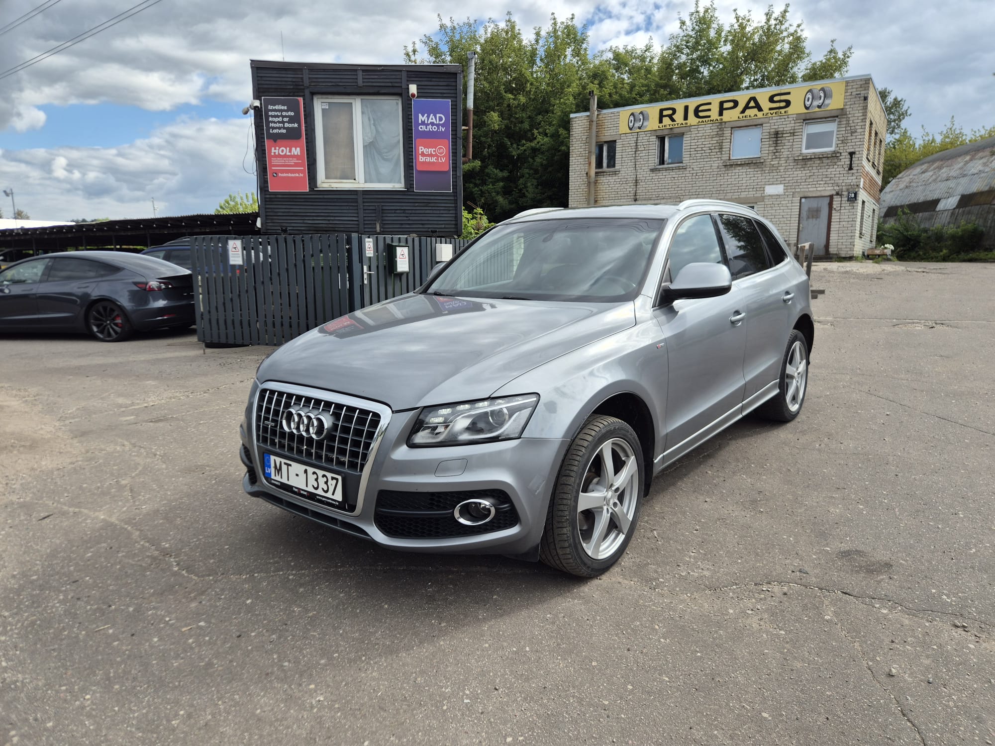 Car image 4