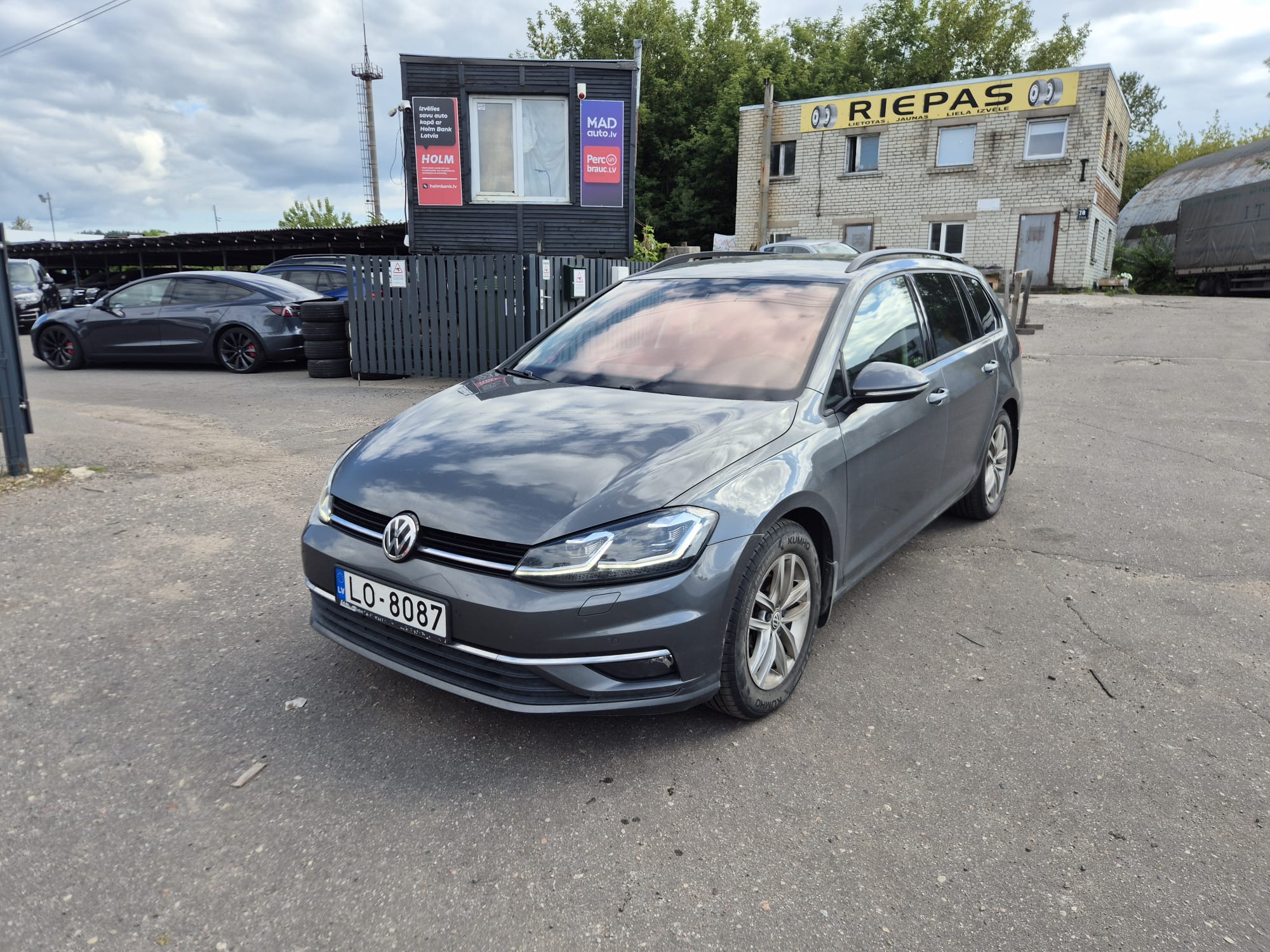 Car image 4