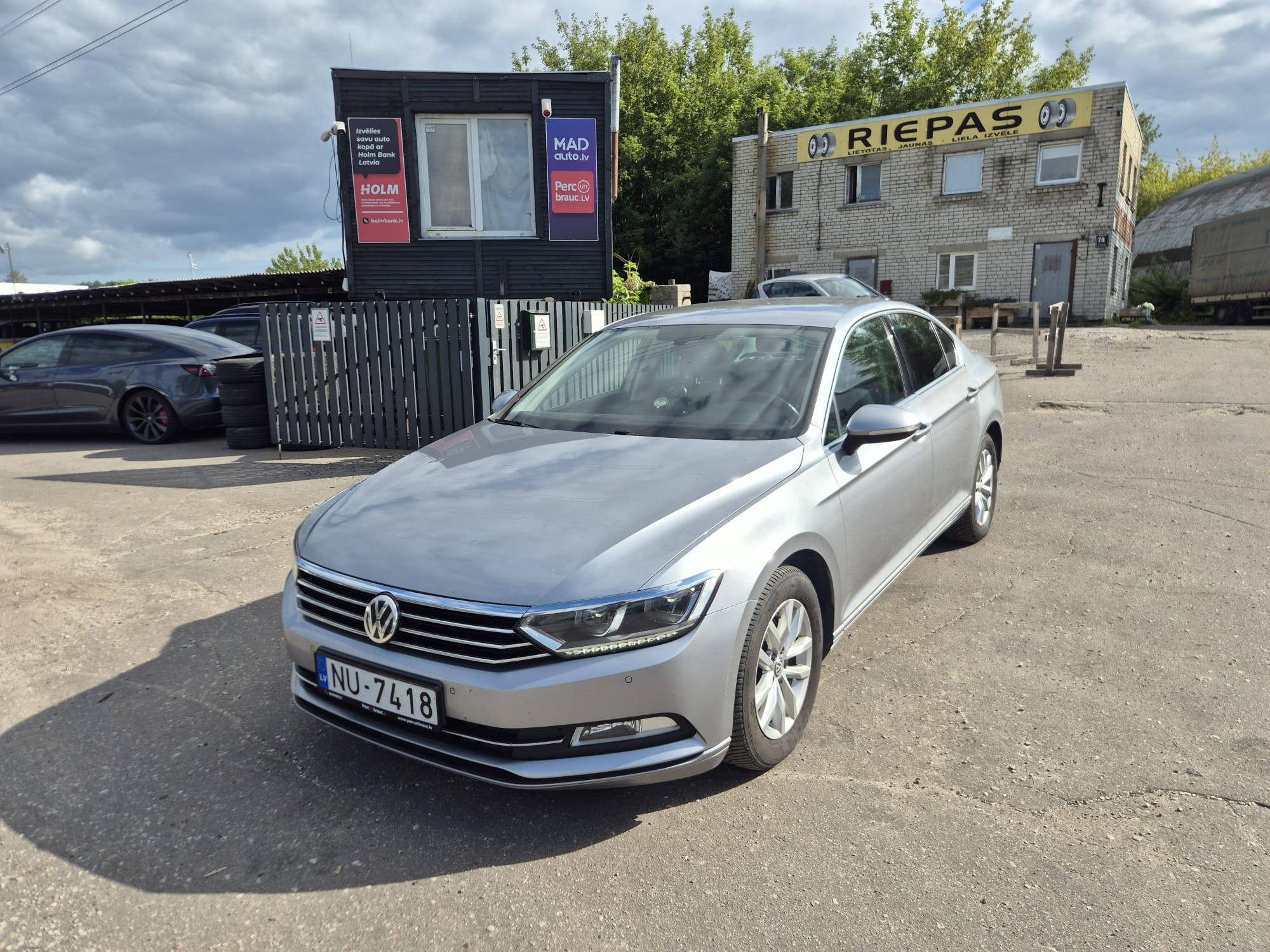 Car image 4