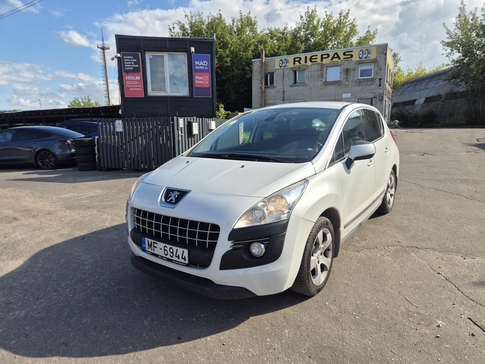 Car image 4