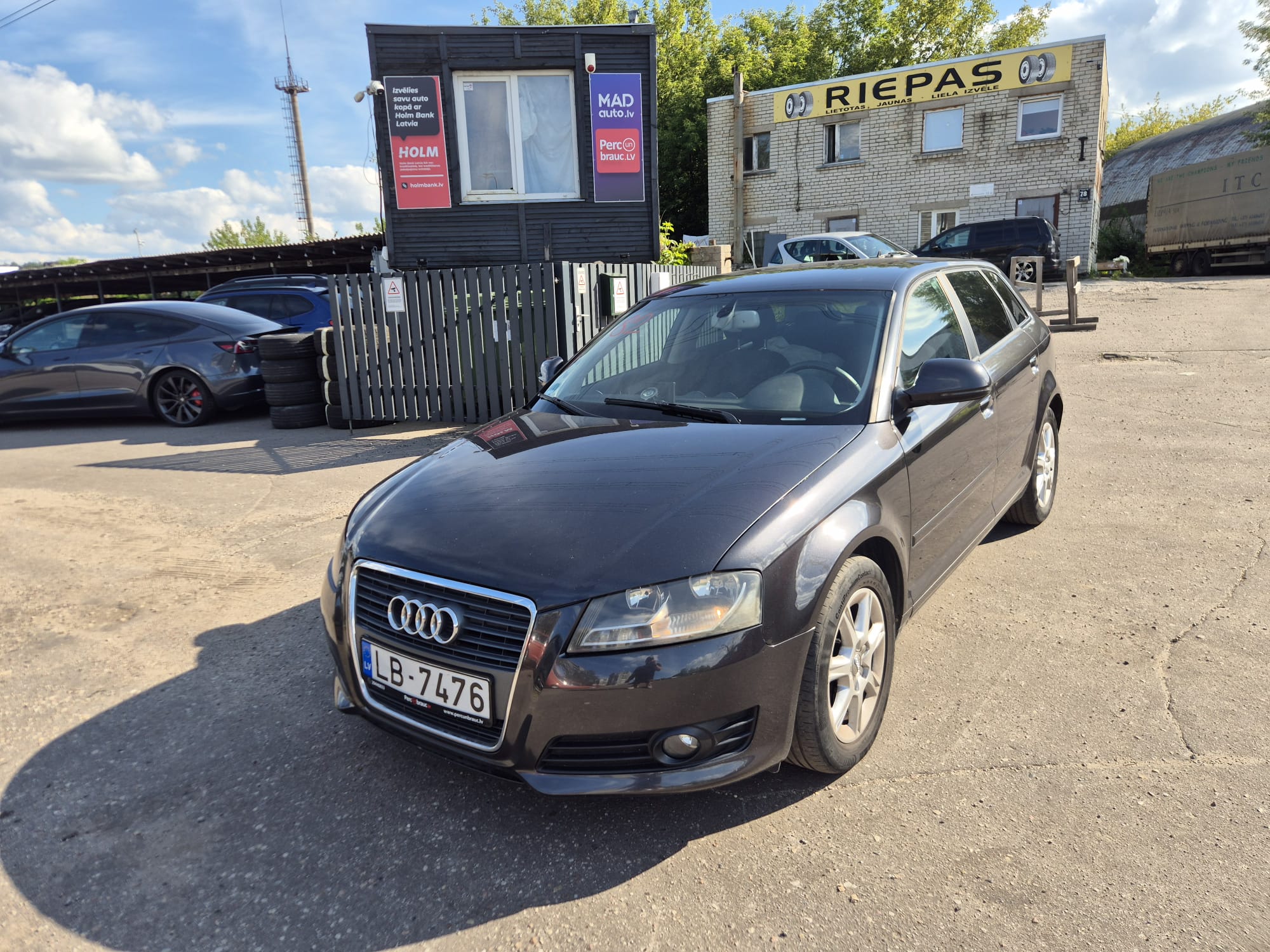 Car image 4