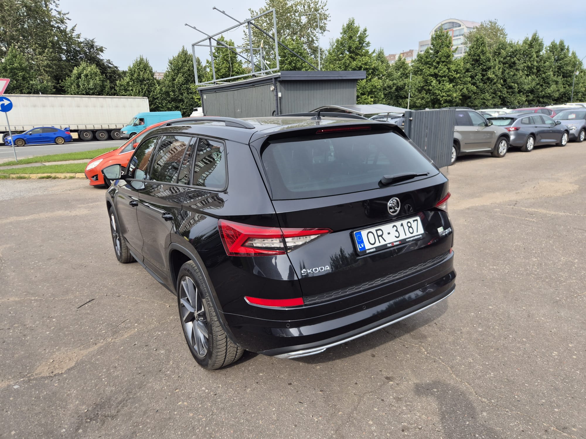 Car image 8