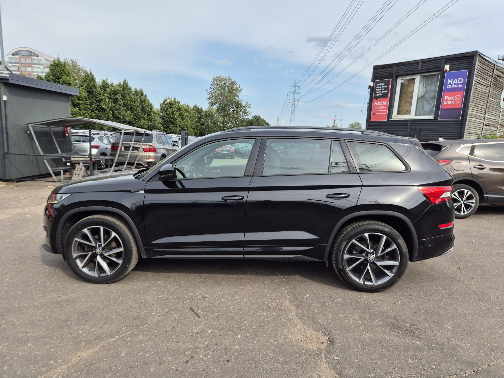 Car image 9