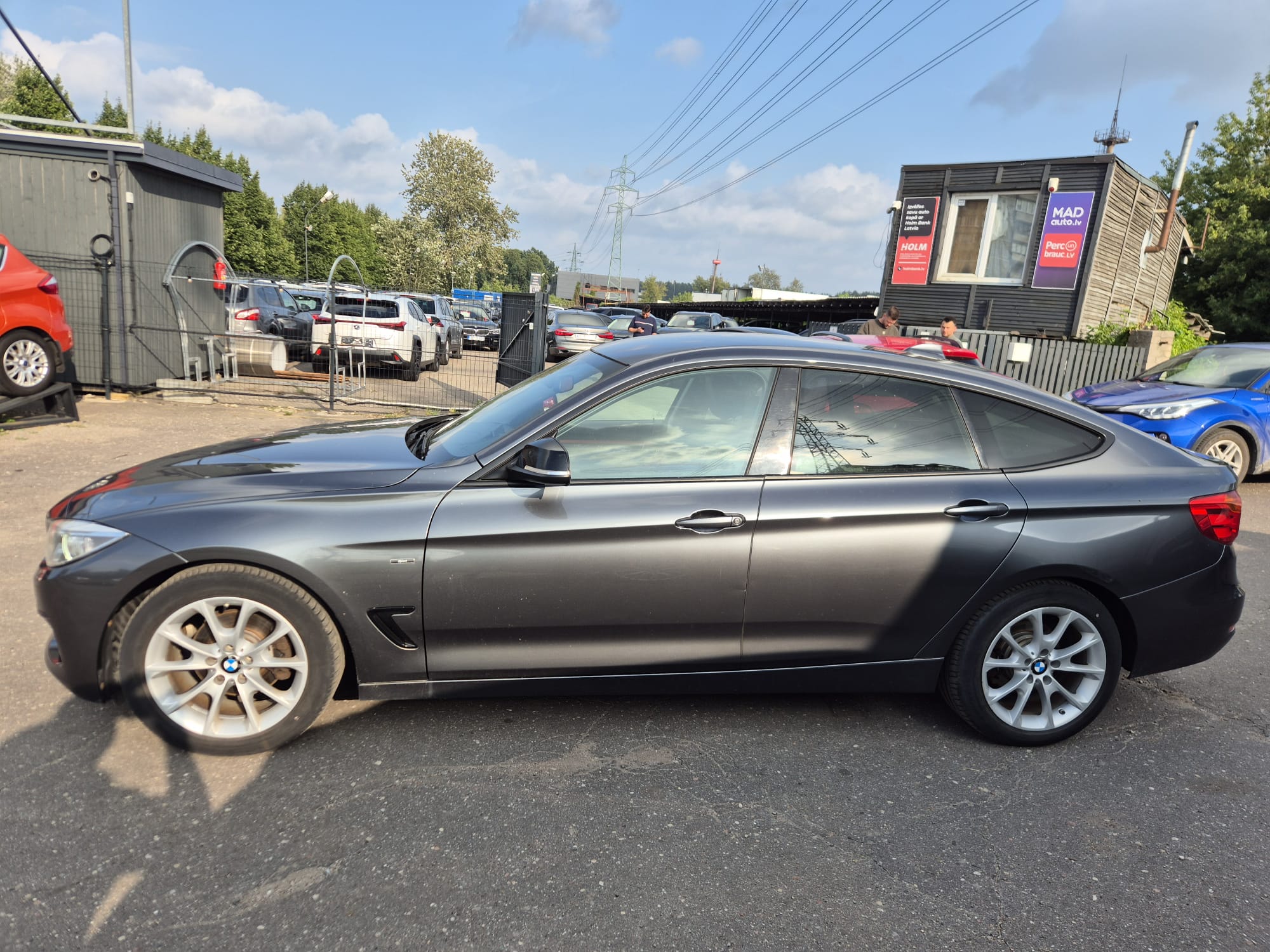 Car image 9