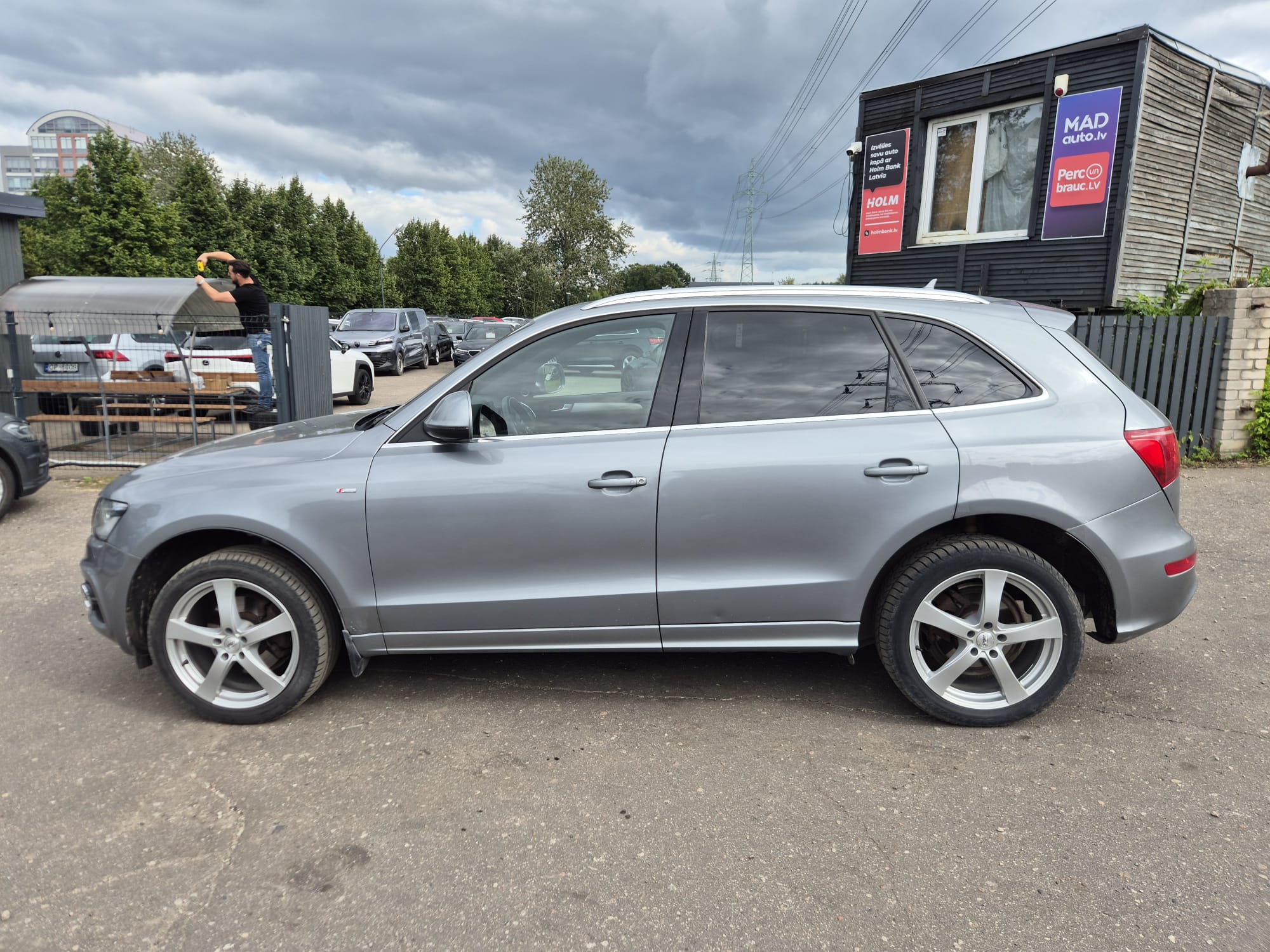 Car image 9