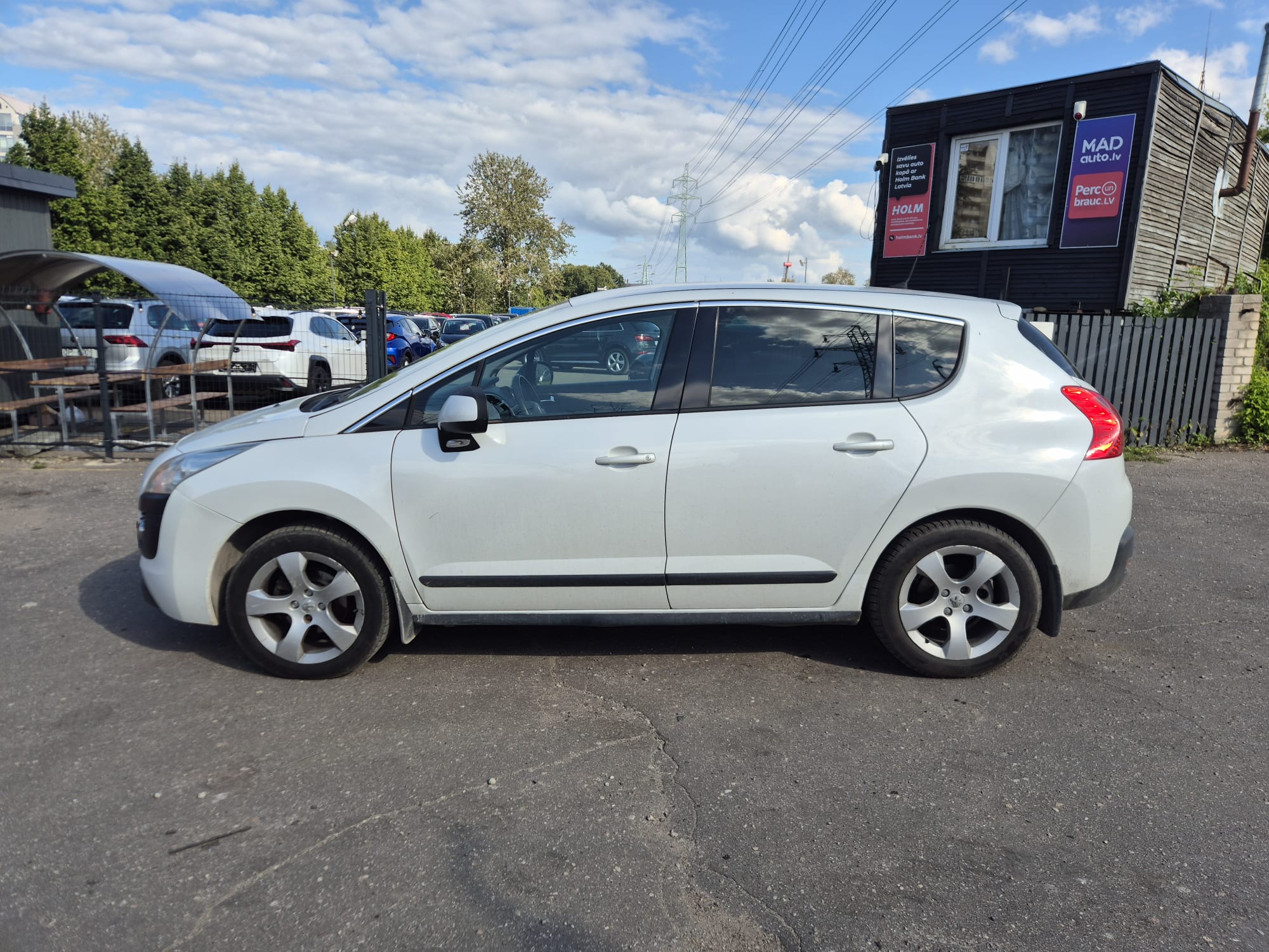 Car image 9