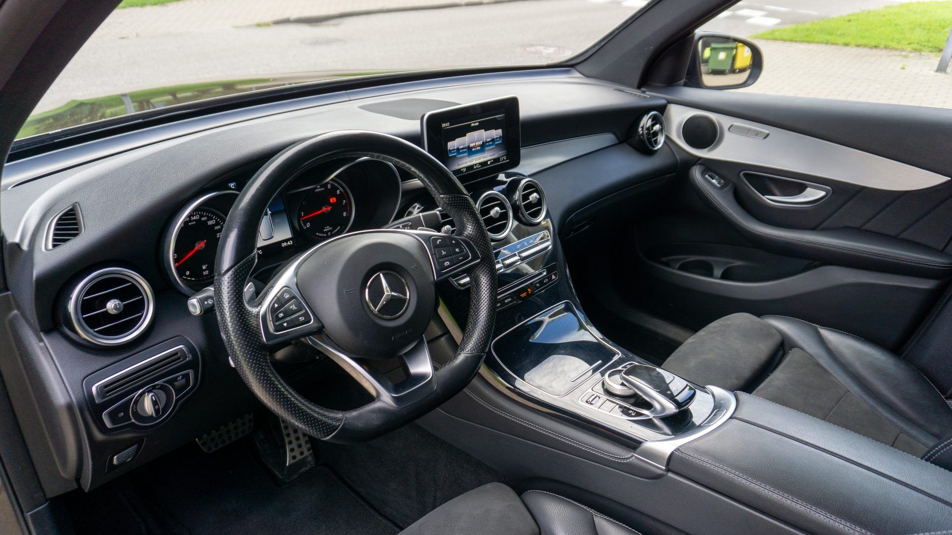 Car image 10
