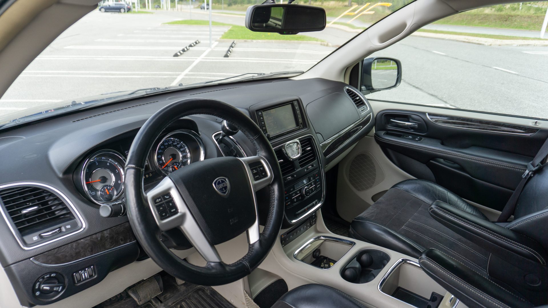Car image 10
