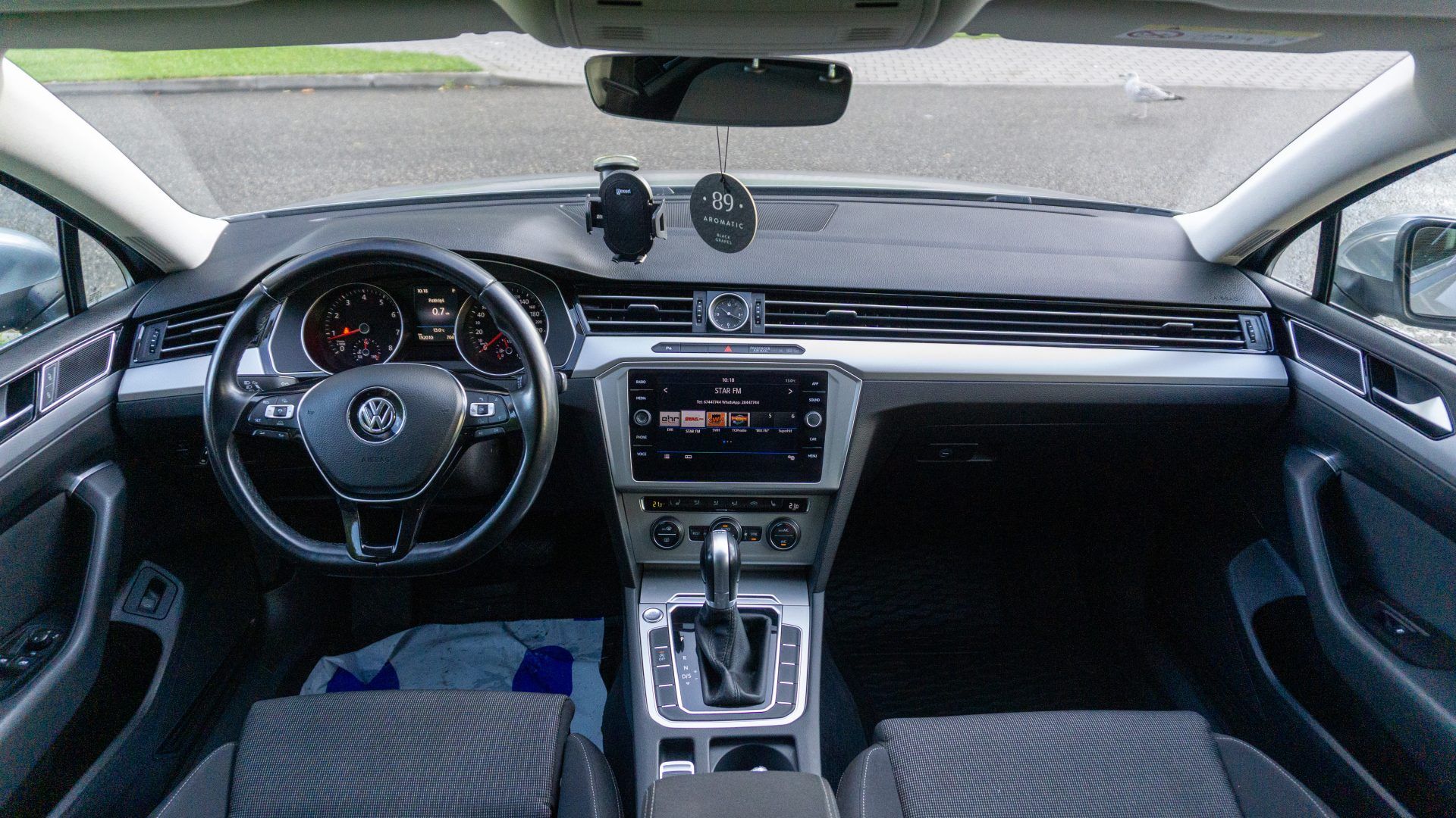 Car image 12