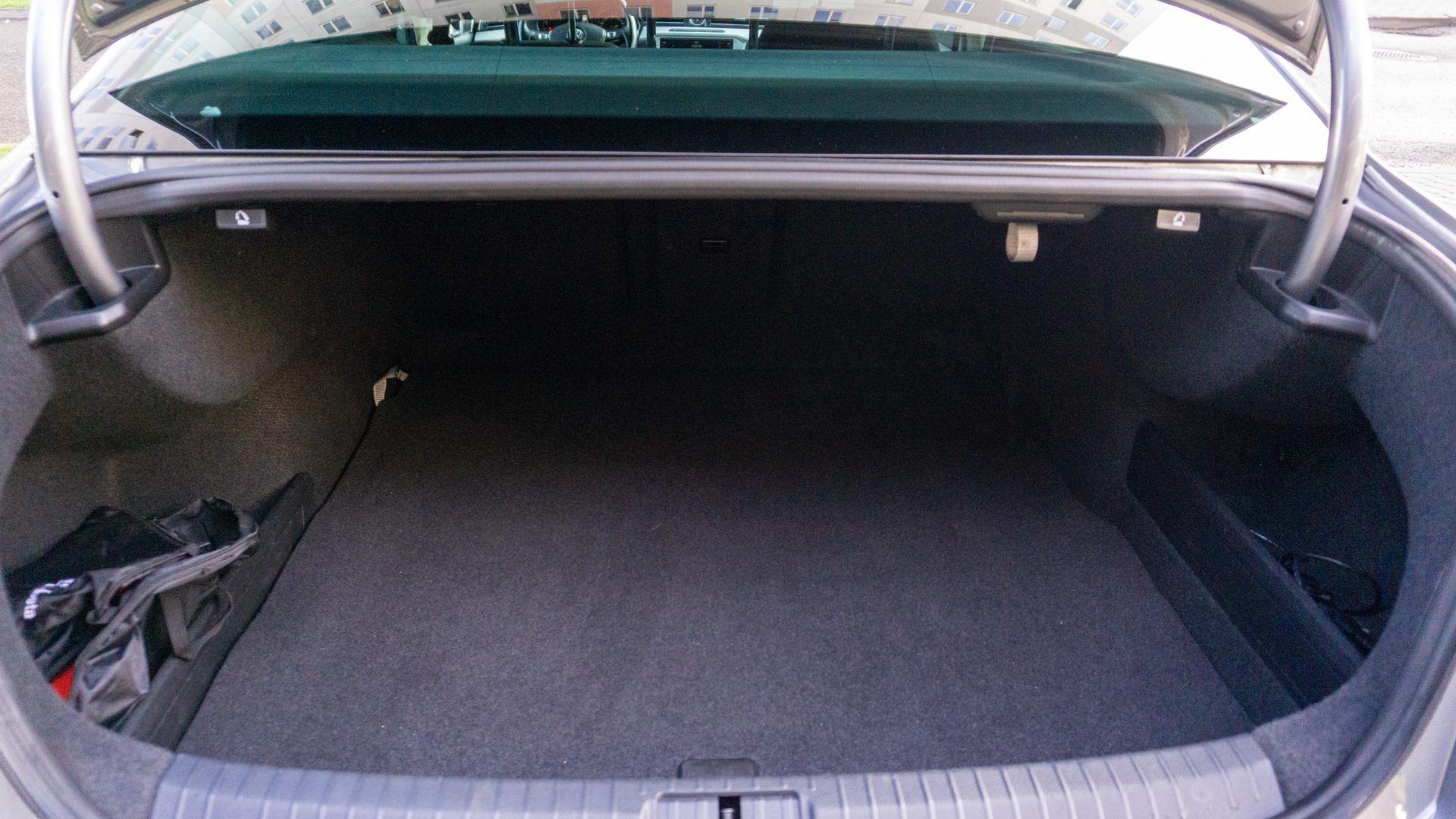 Car image 30