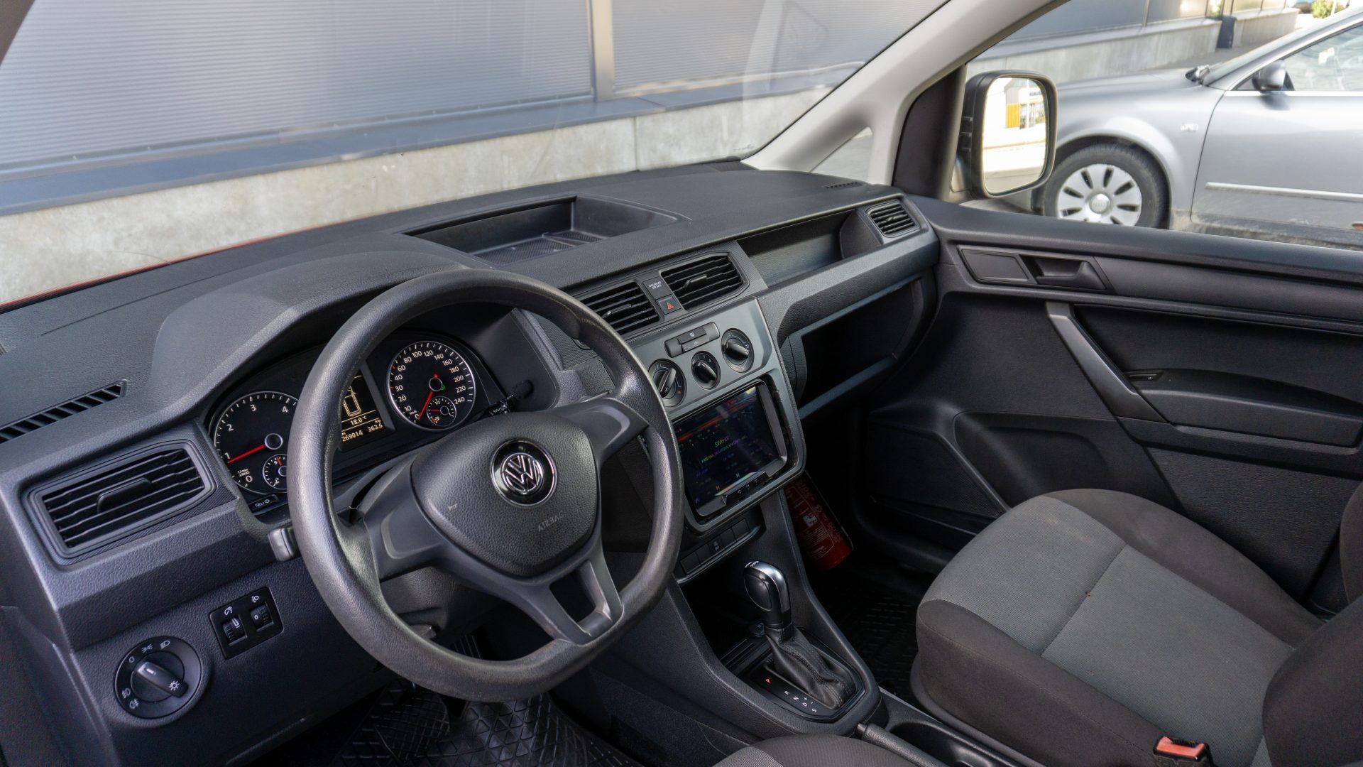 Car image 9