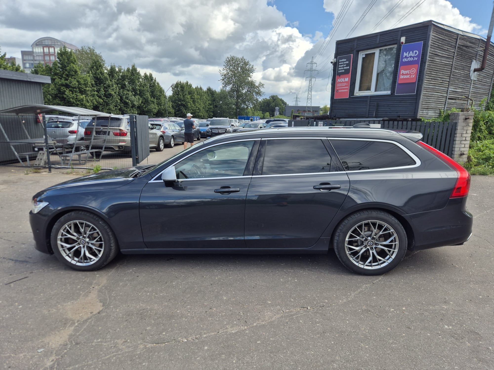 Car image 9