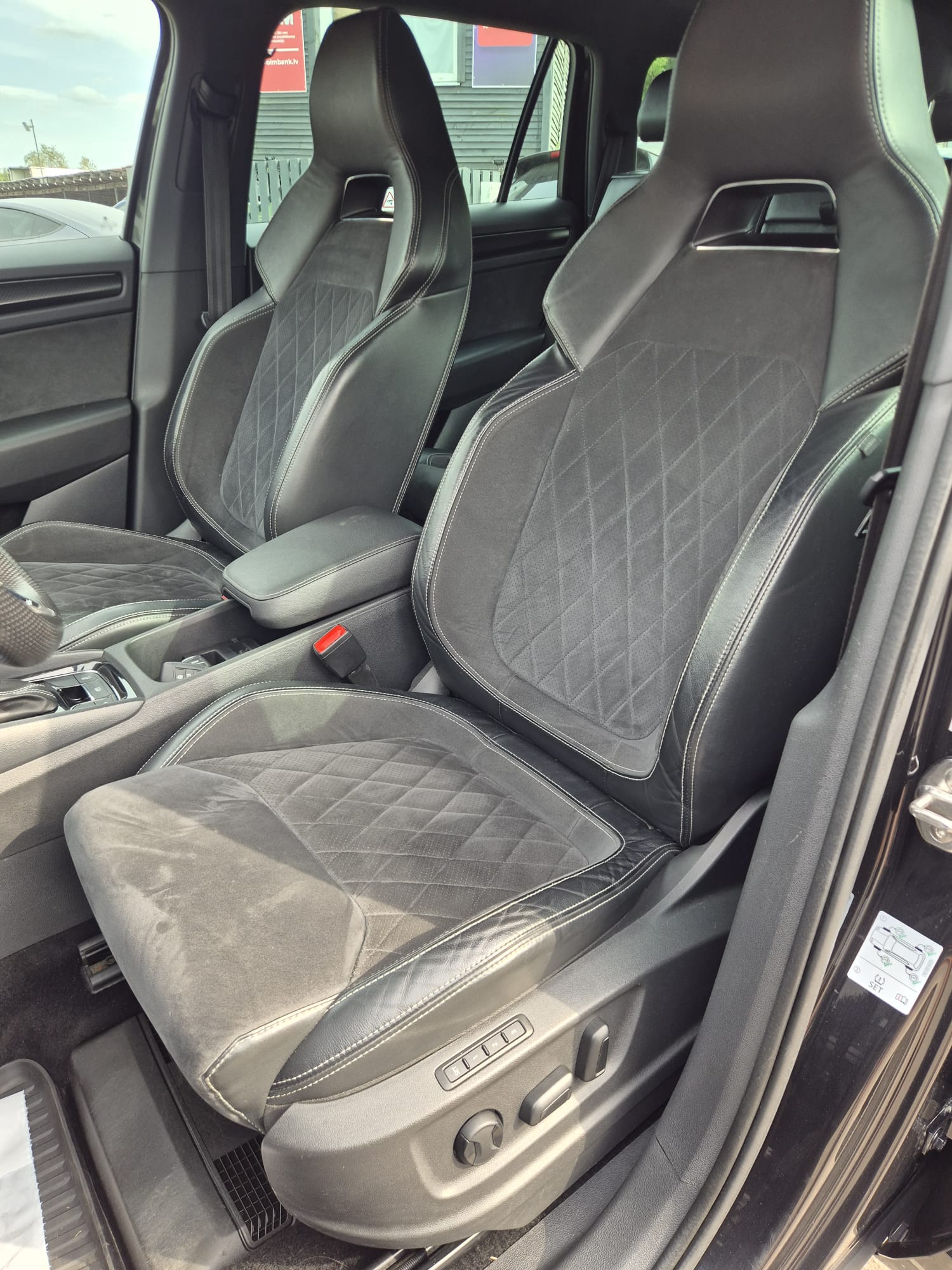 Car image 15