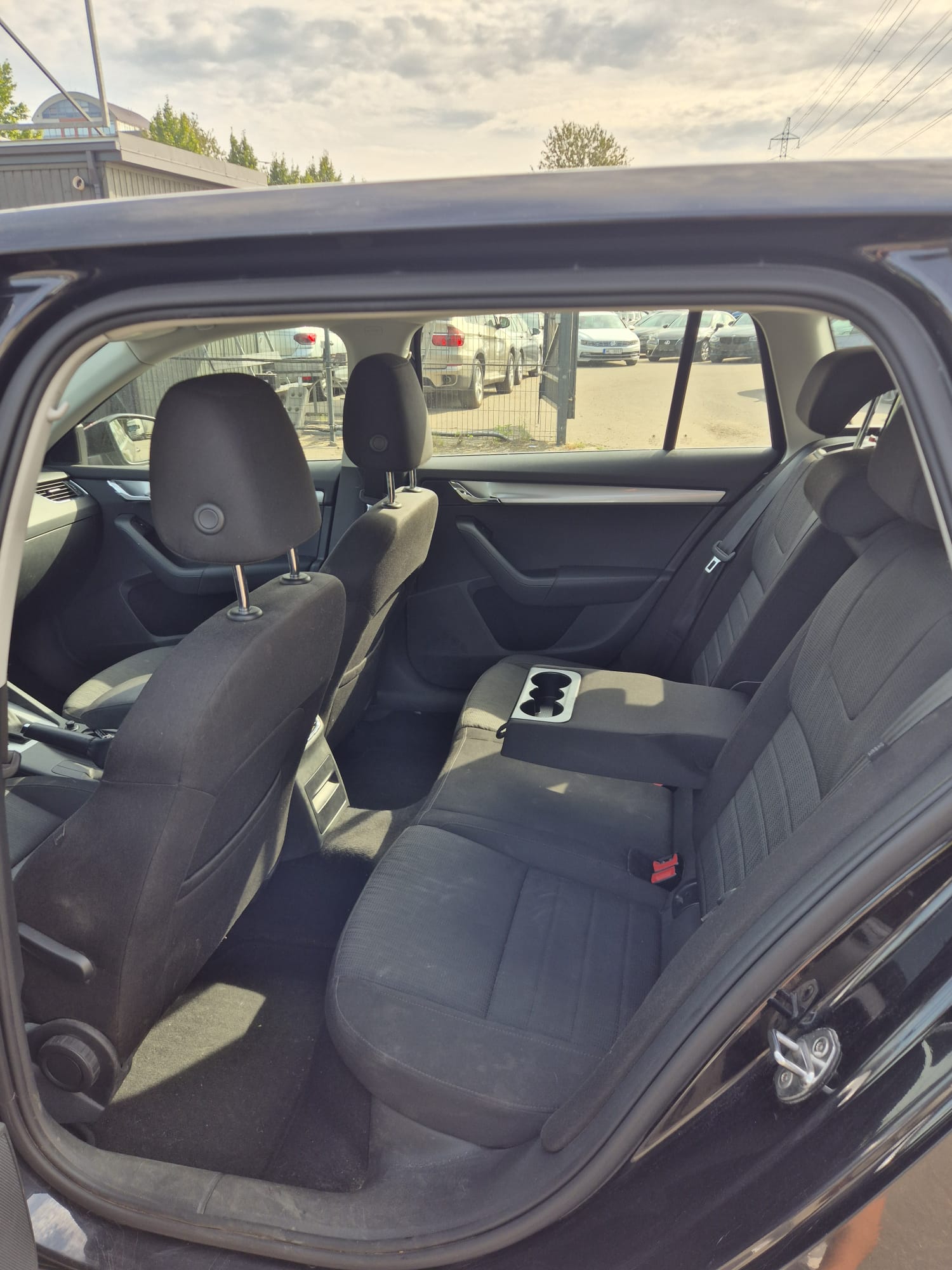Car image 10