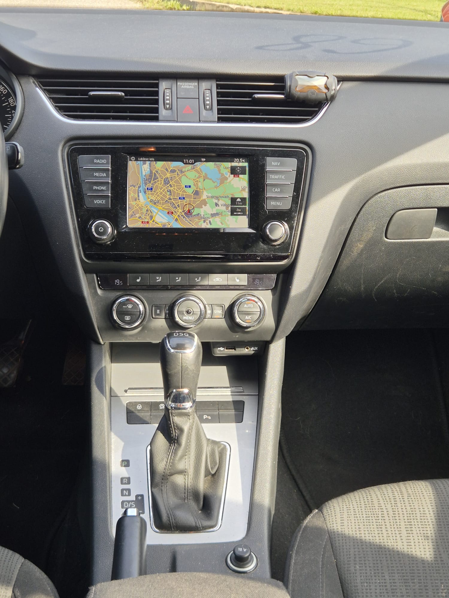Car image 12