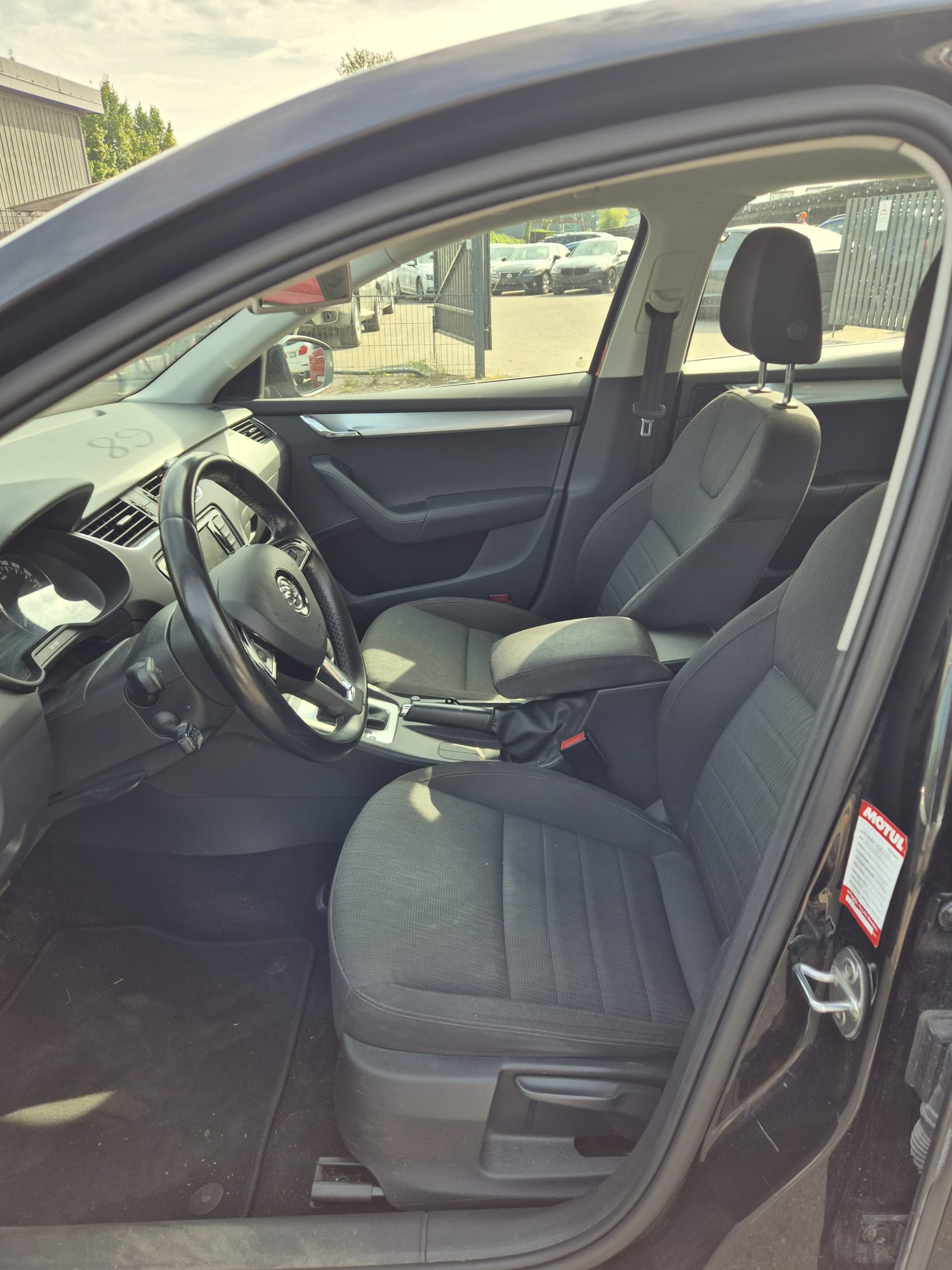 Car image 17