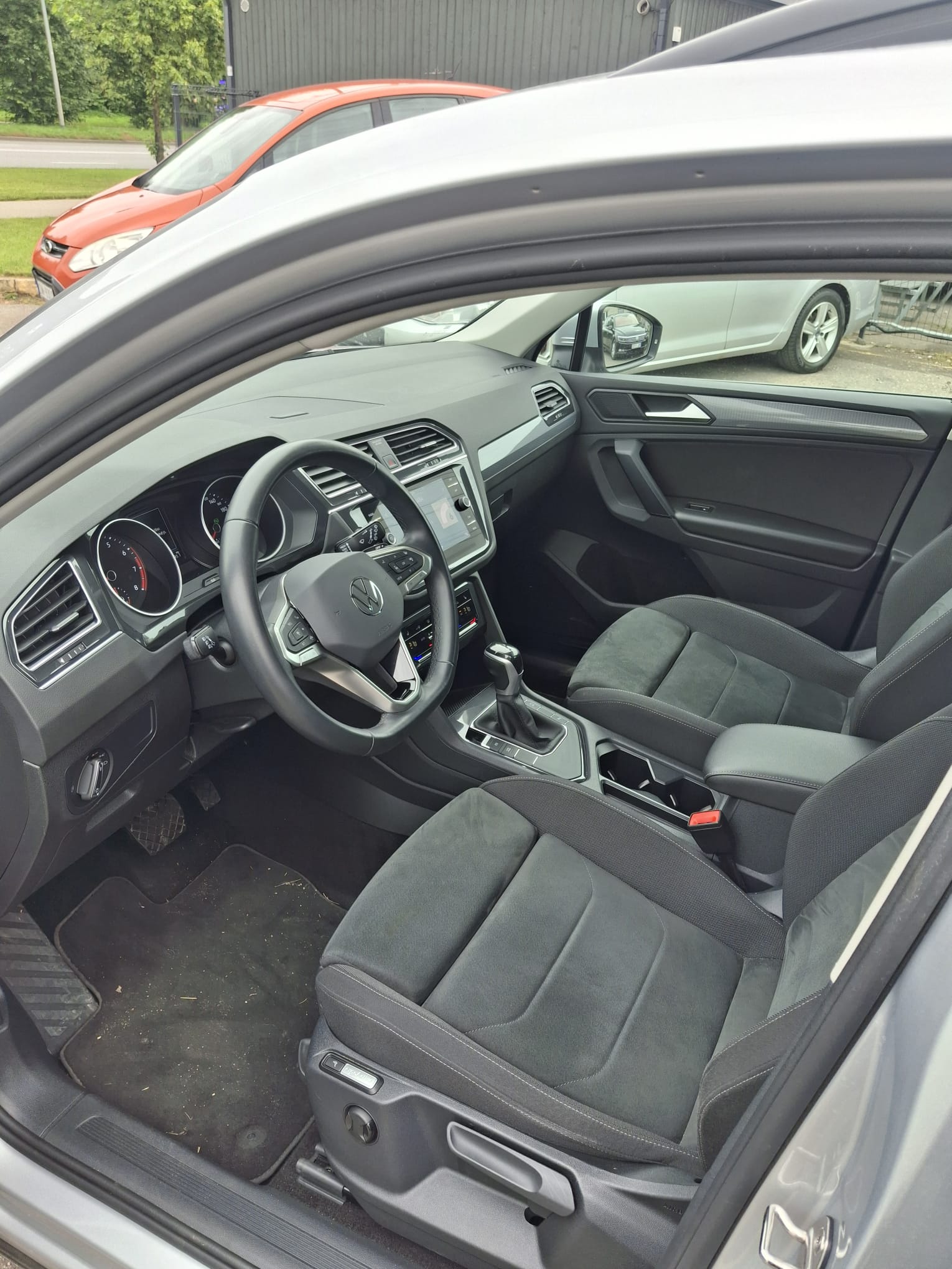 Car image 10