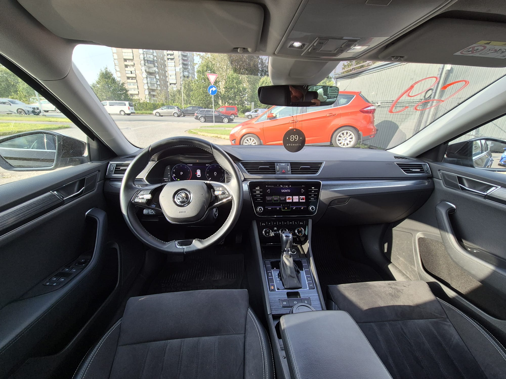 Car image 12