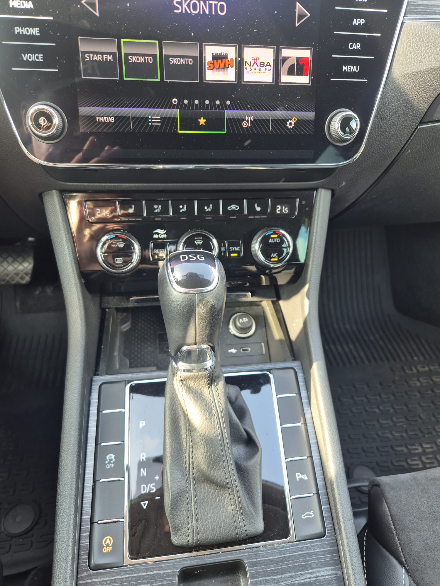 Car image 14