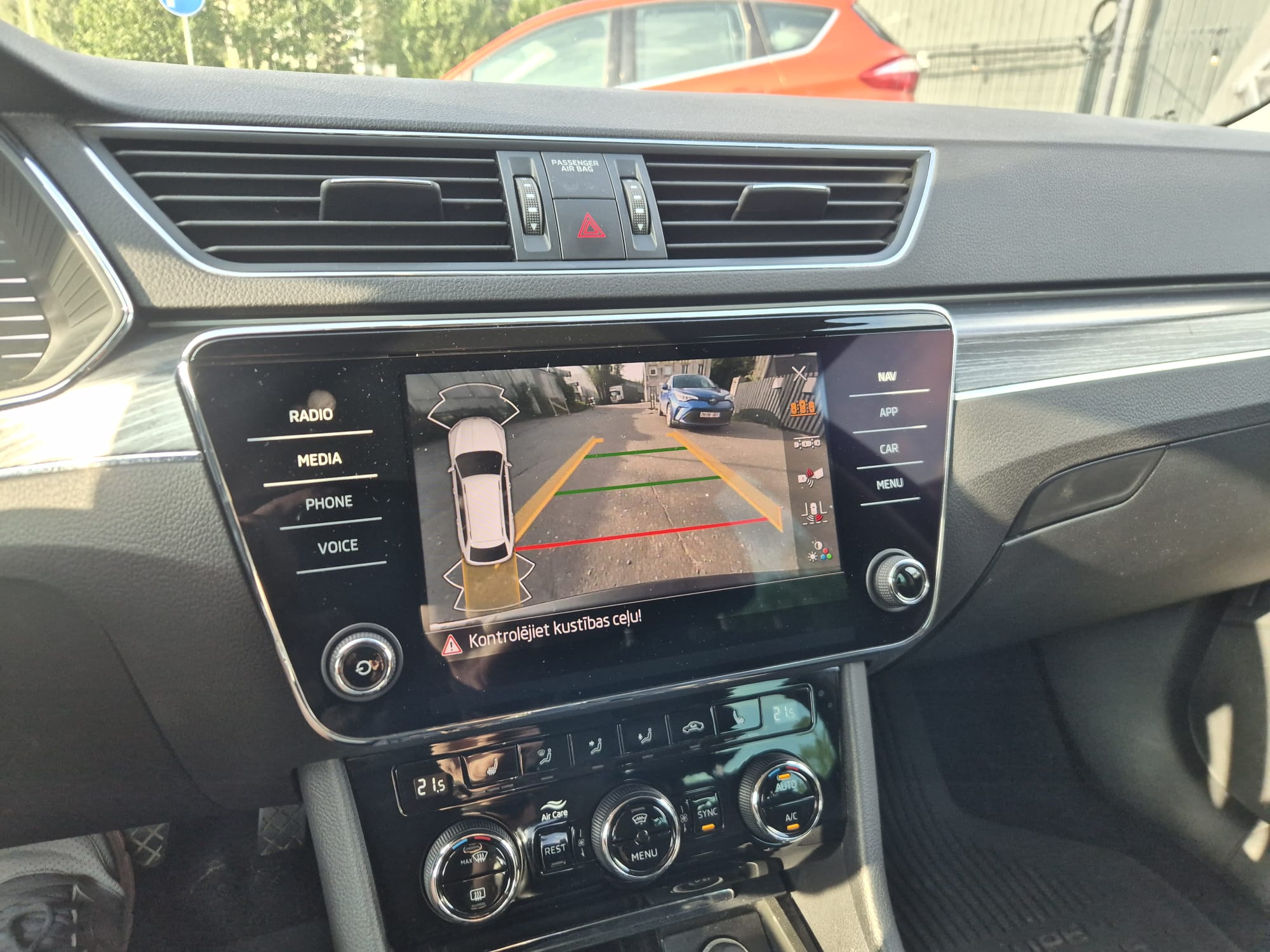 Car image 15
