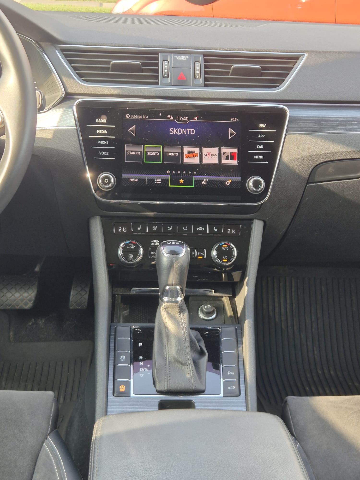 Car image 18