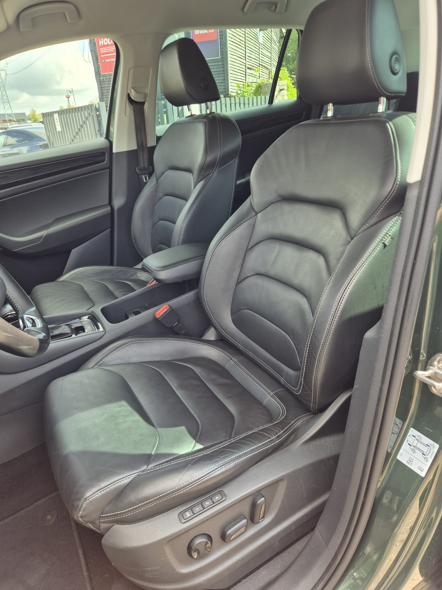 Car image 14