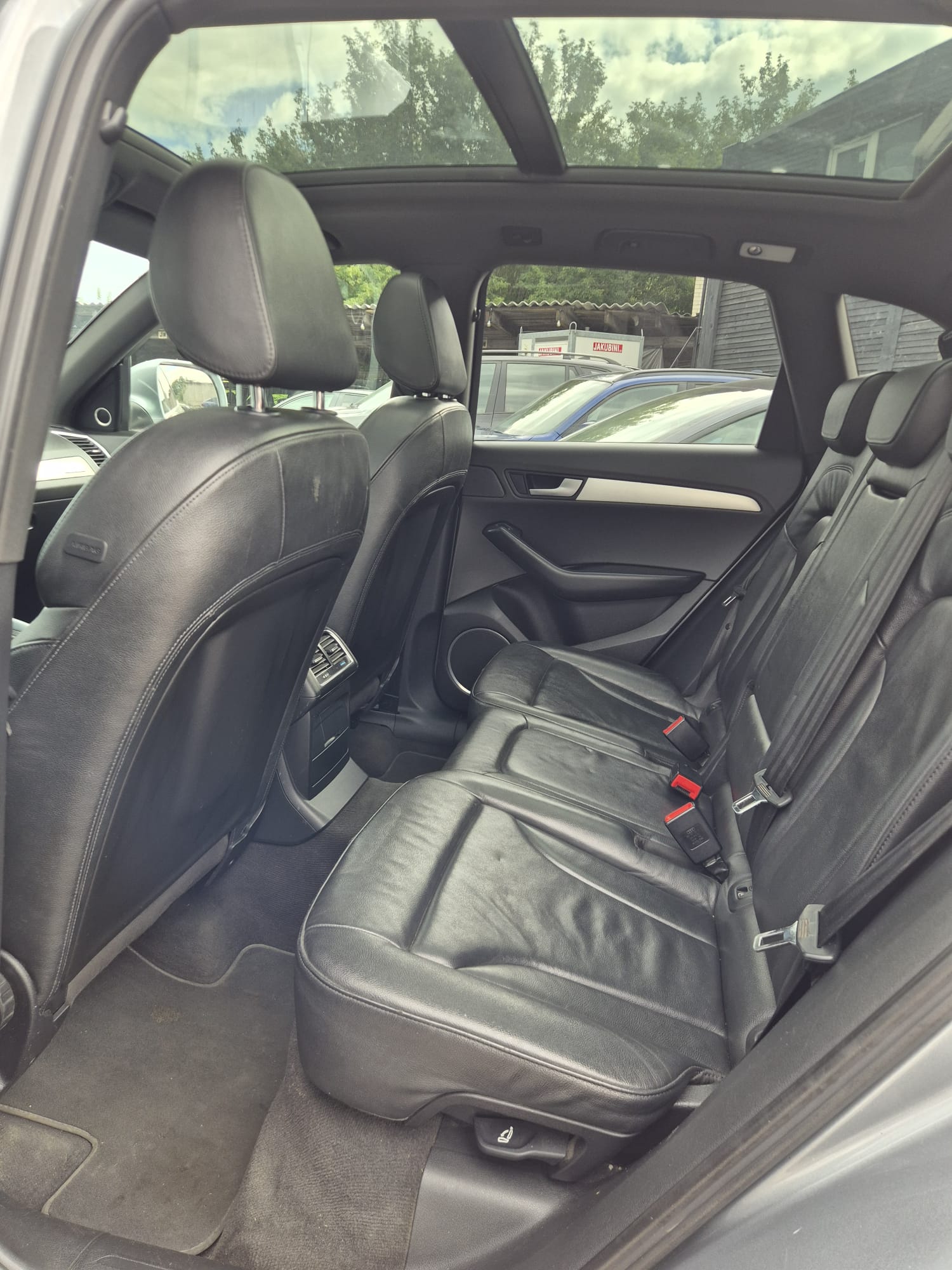 Car image 10