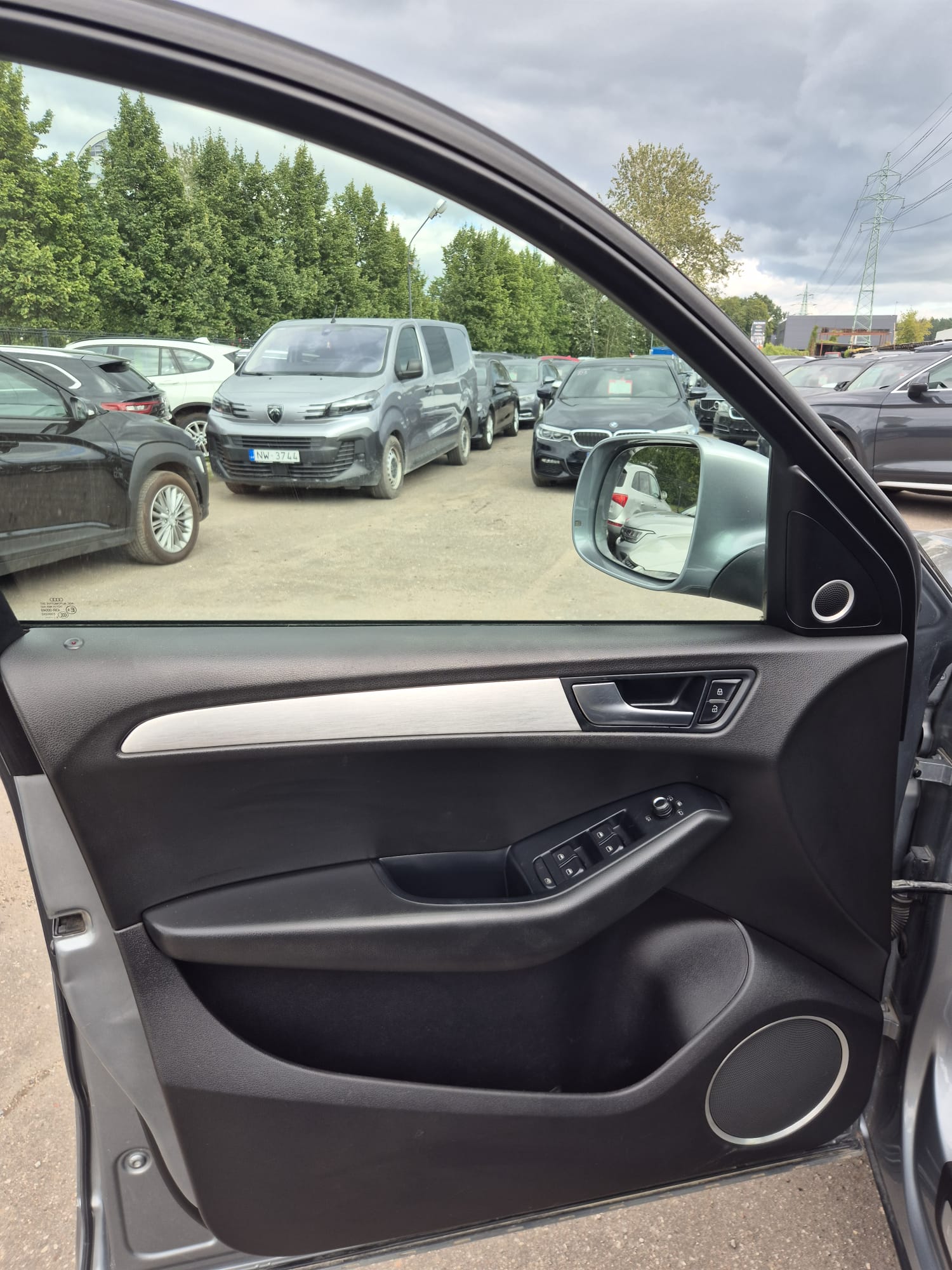 Car image 14