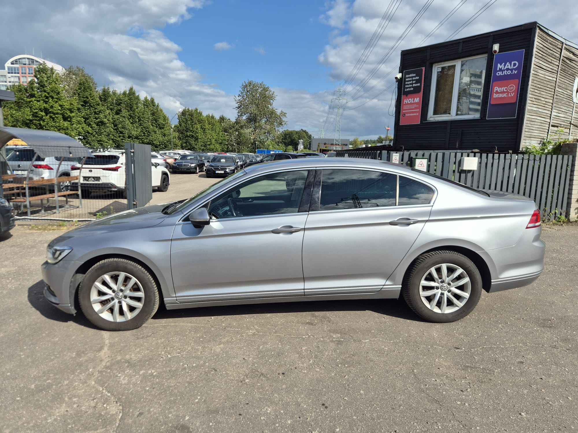 Car image 9