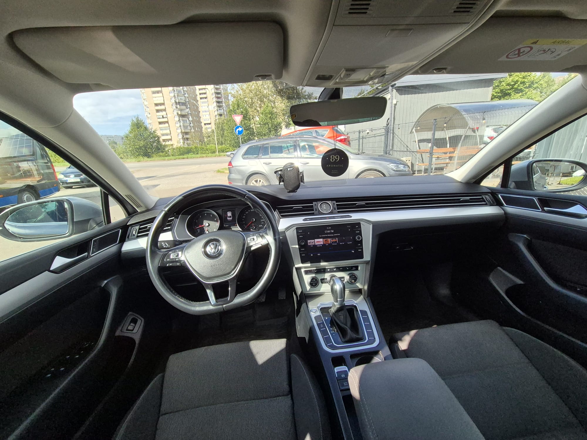 Car image 11