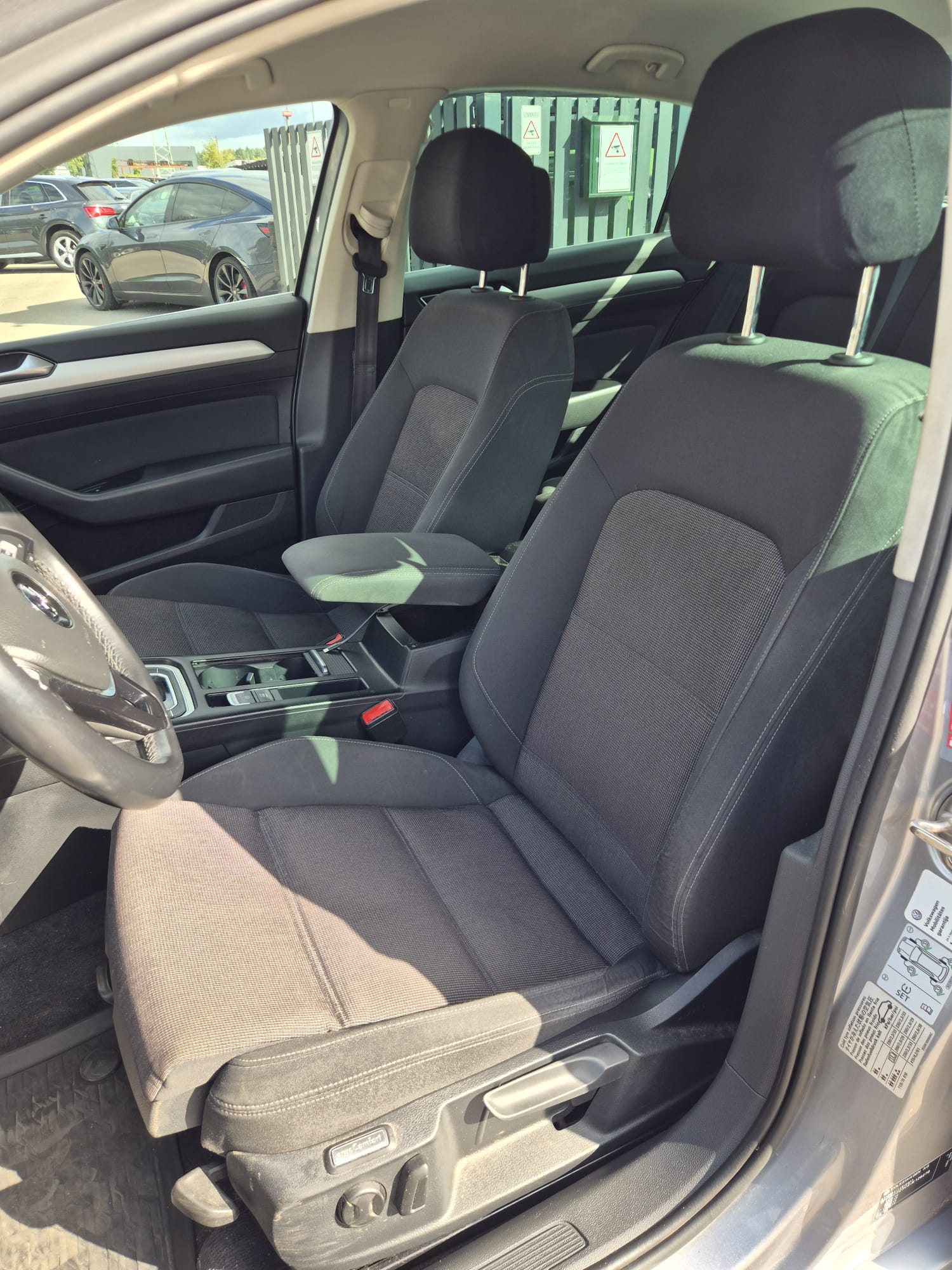 Car image 12