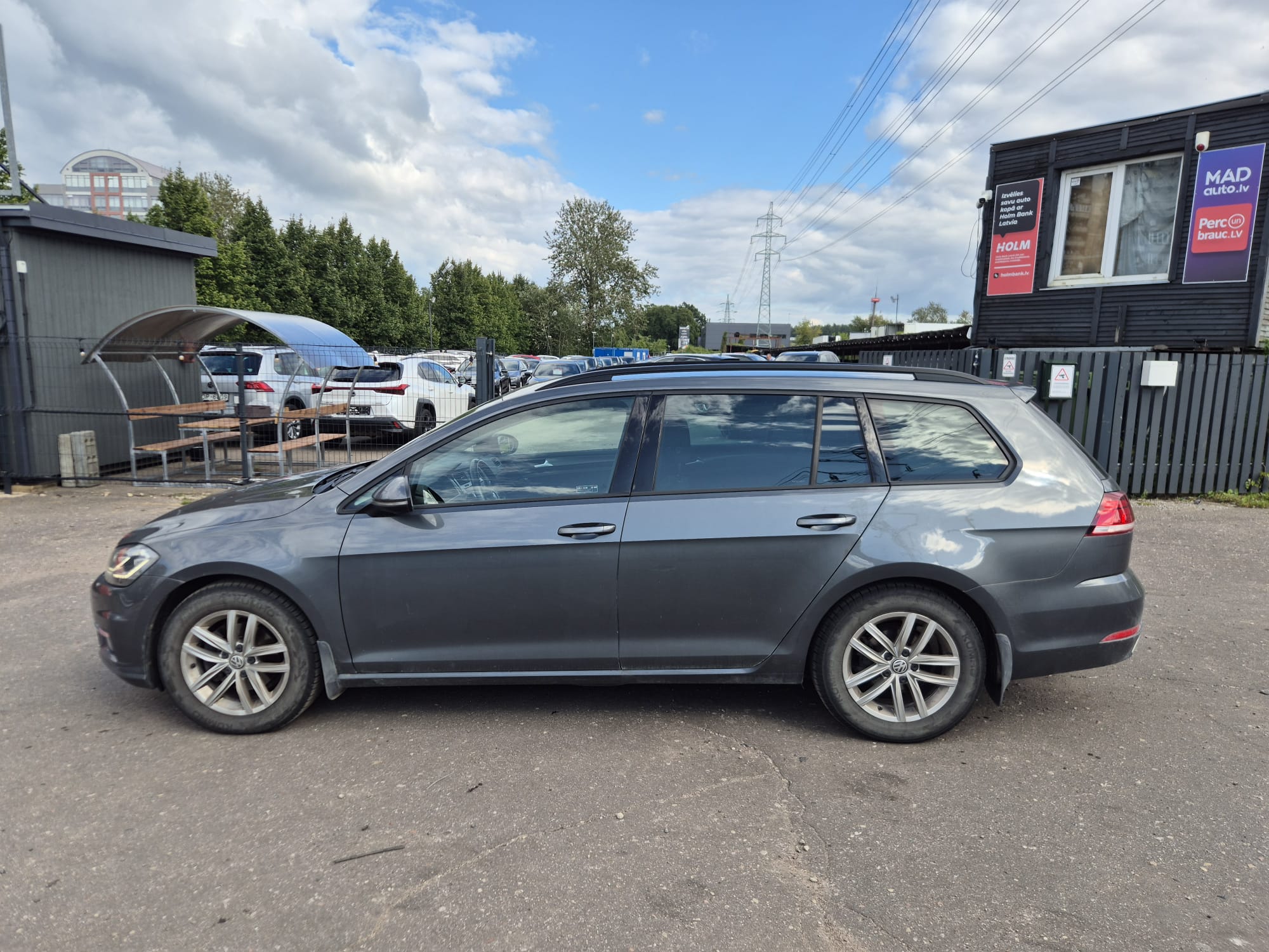 Car image 9