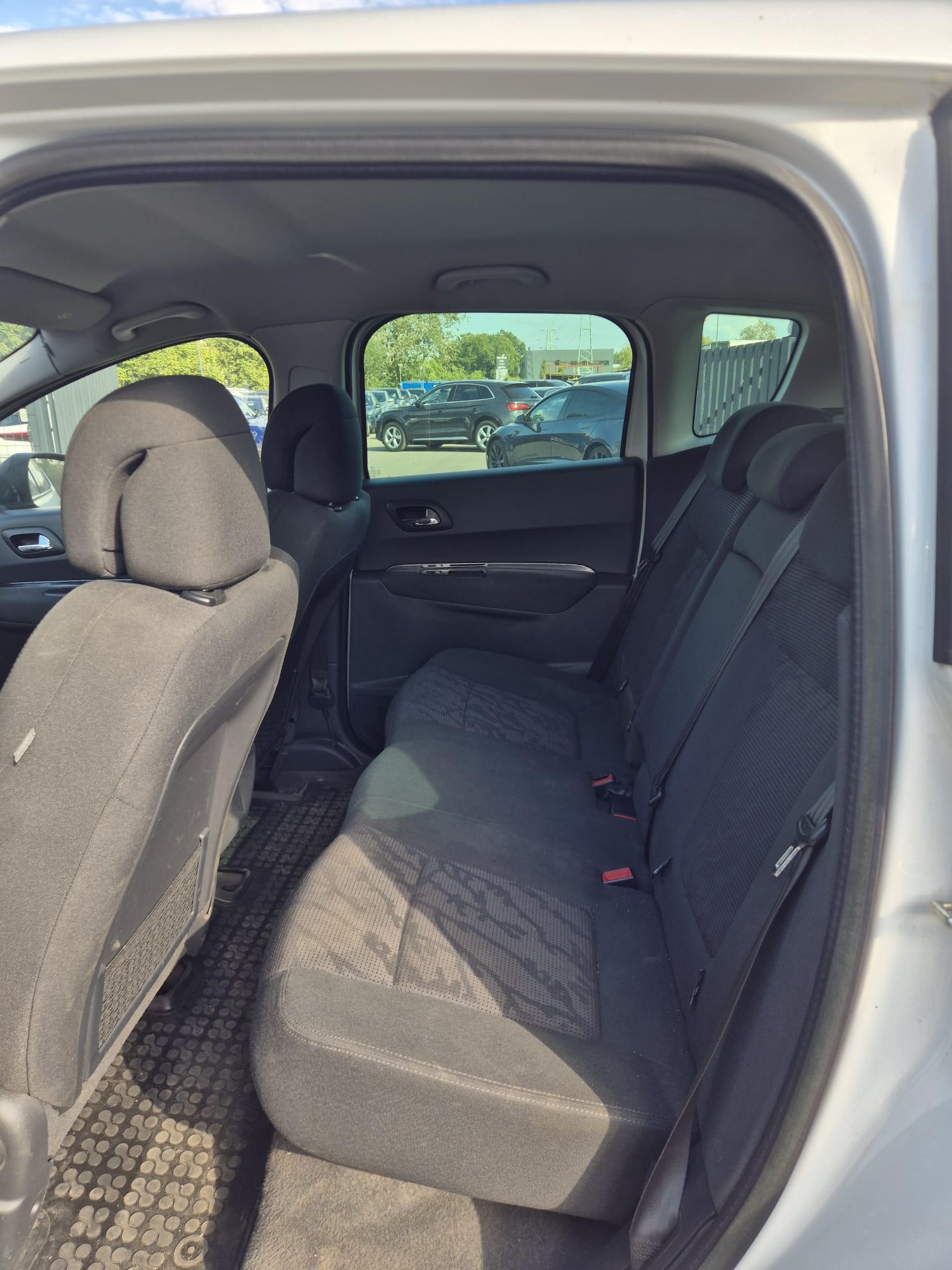Car image 10