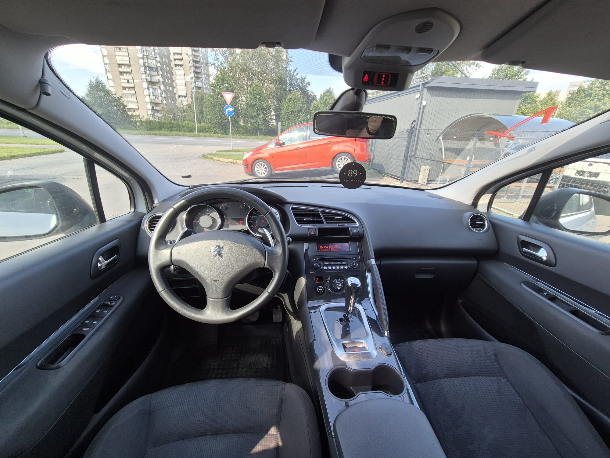 Car image 11