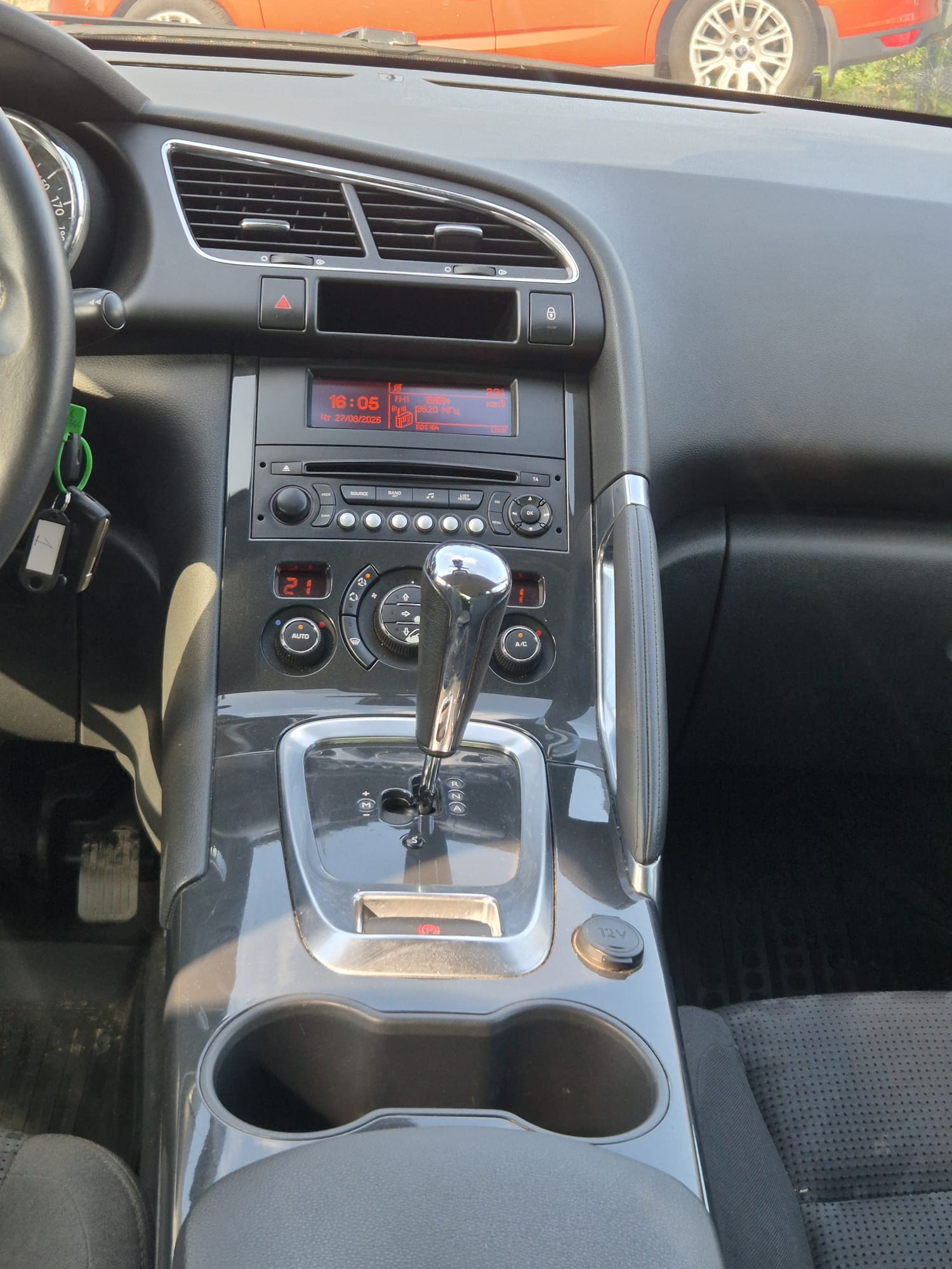 Car image 12
