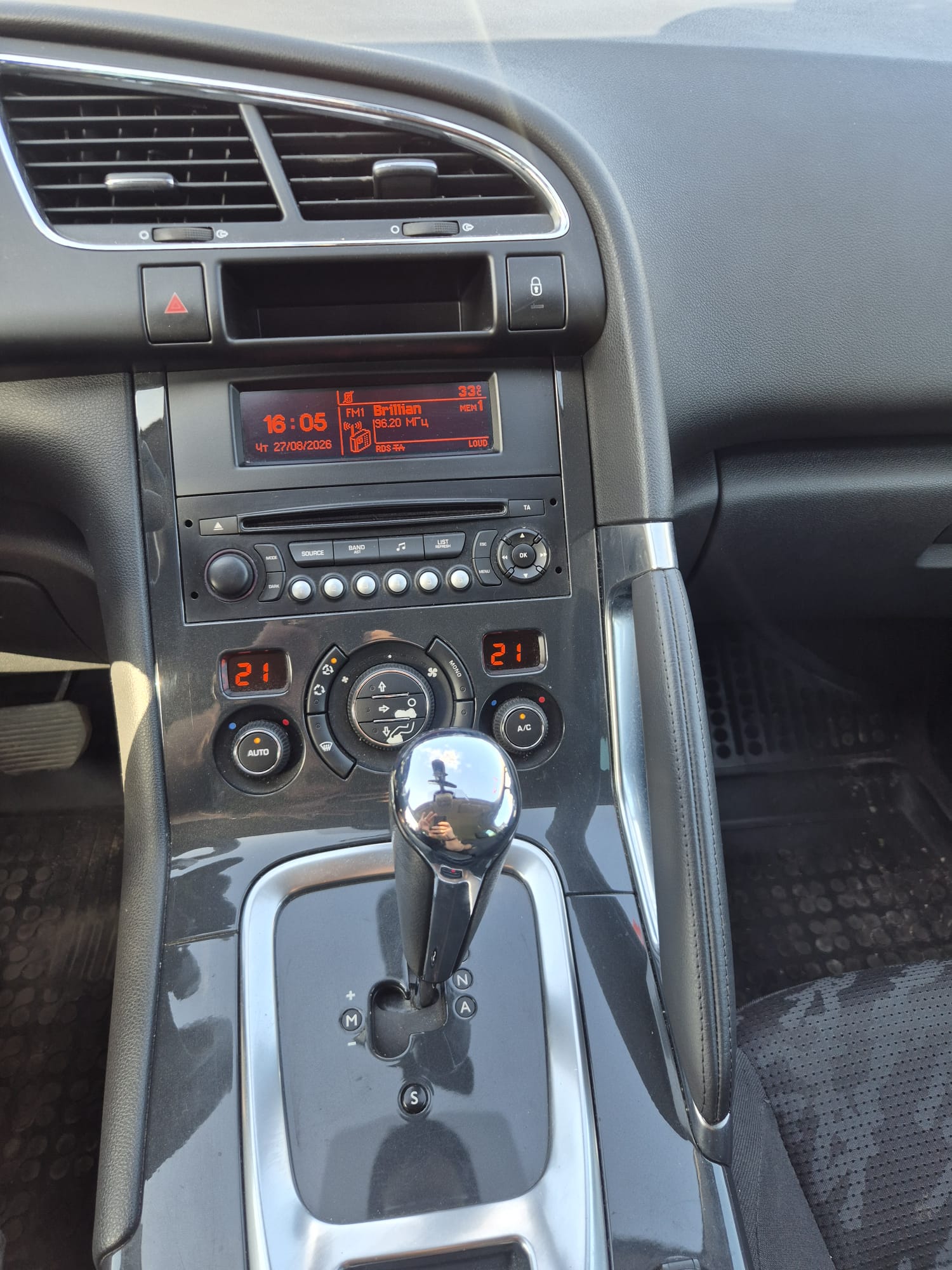 Car image 14