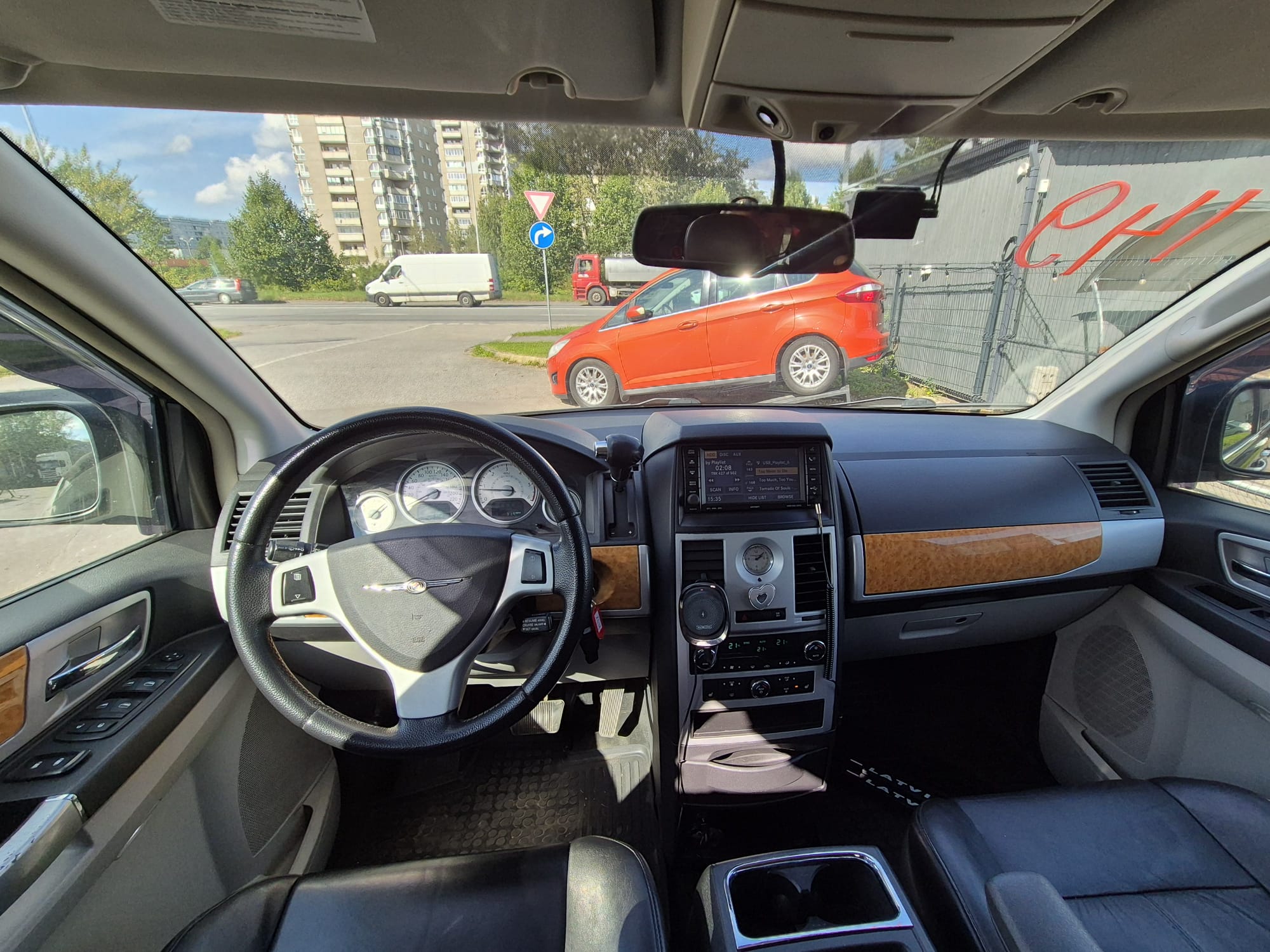 Car image 14