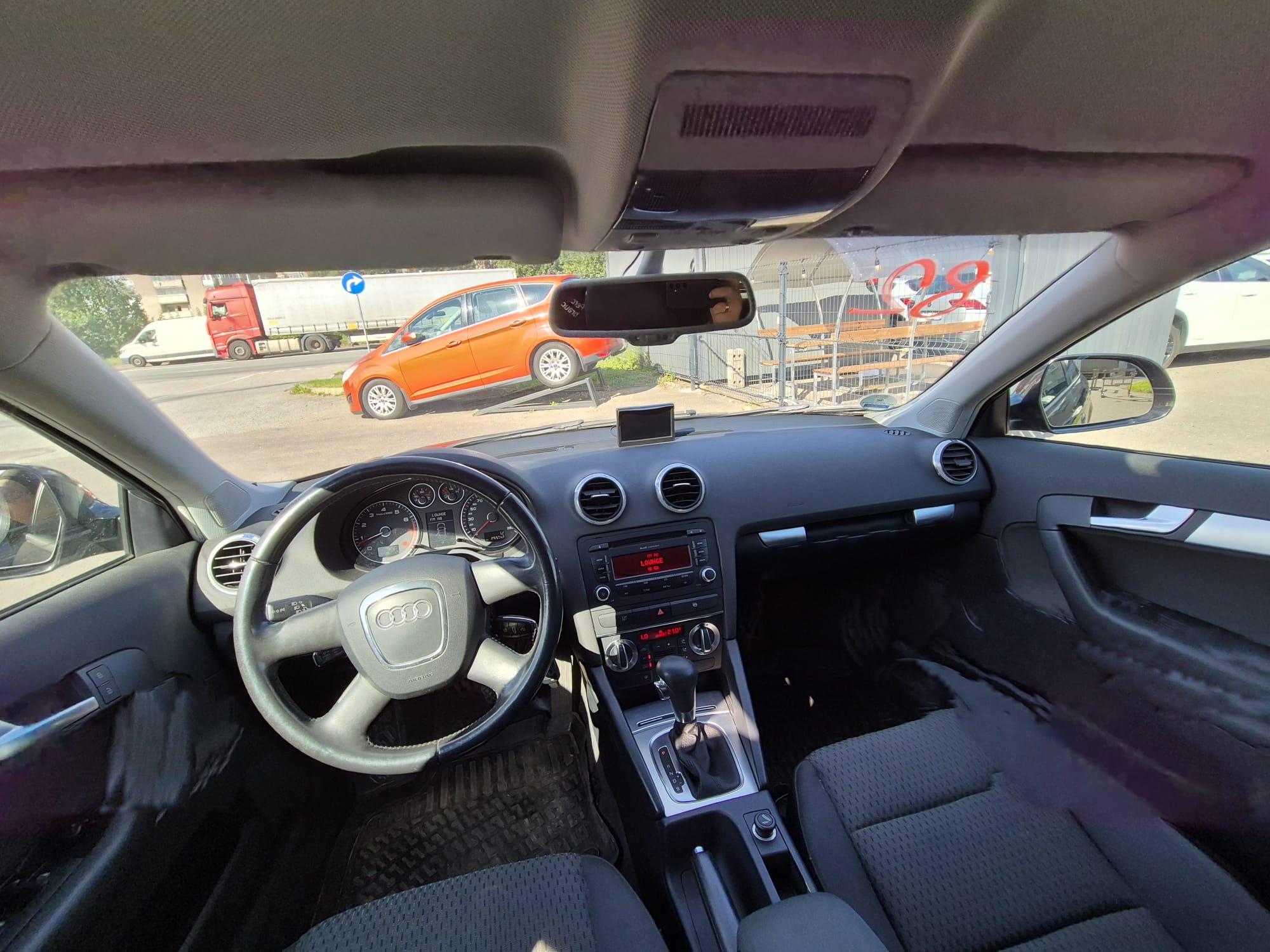 Car image 12
