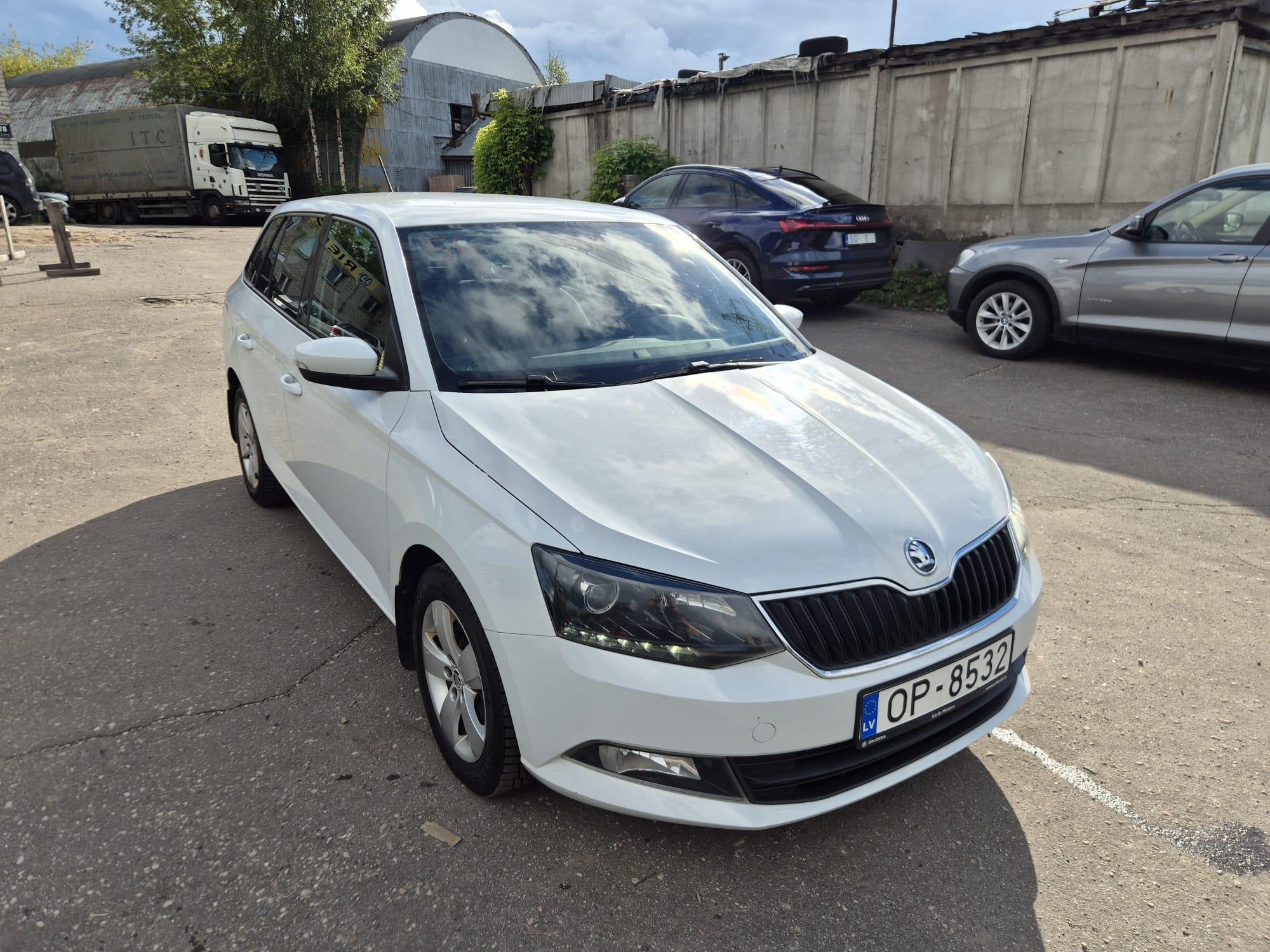 Car image 2