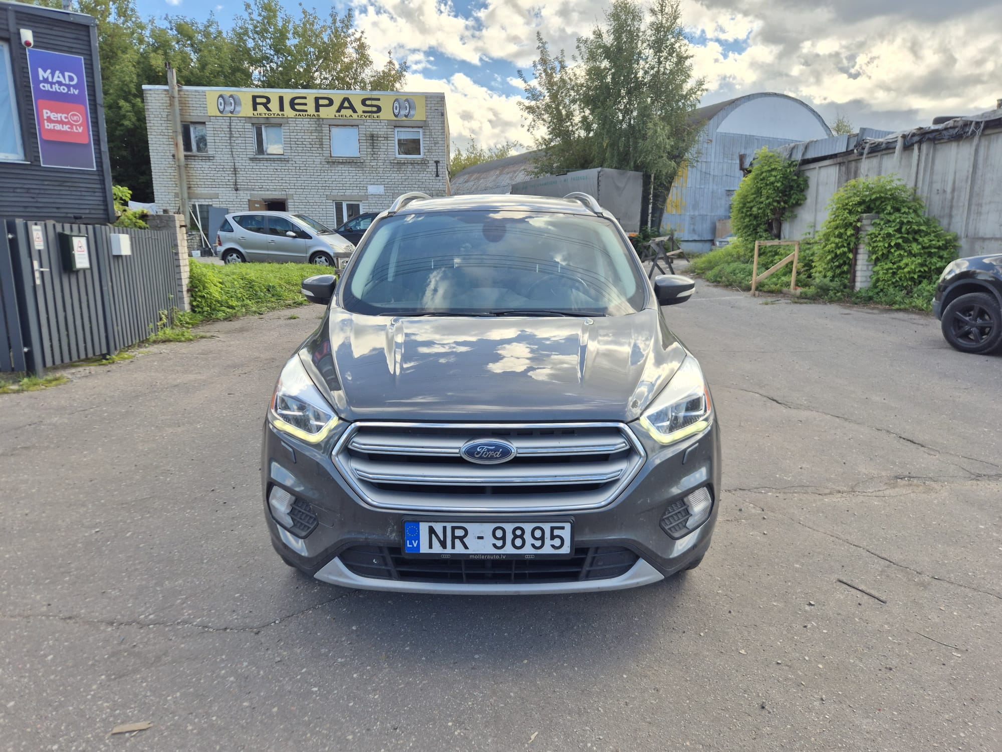 Car image 3