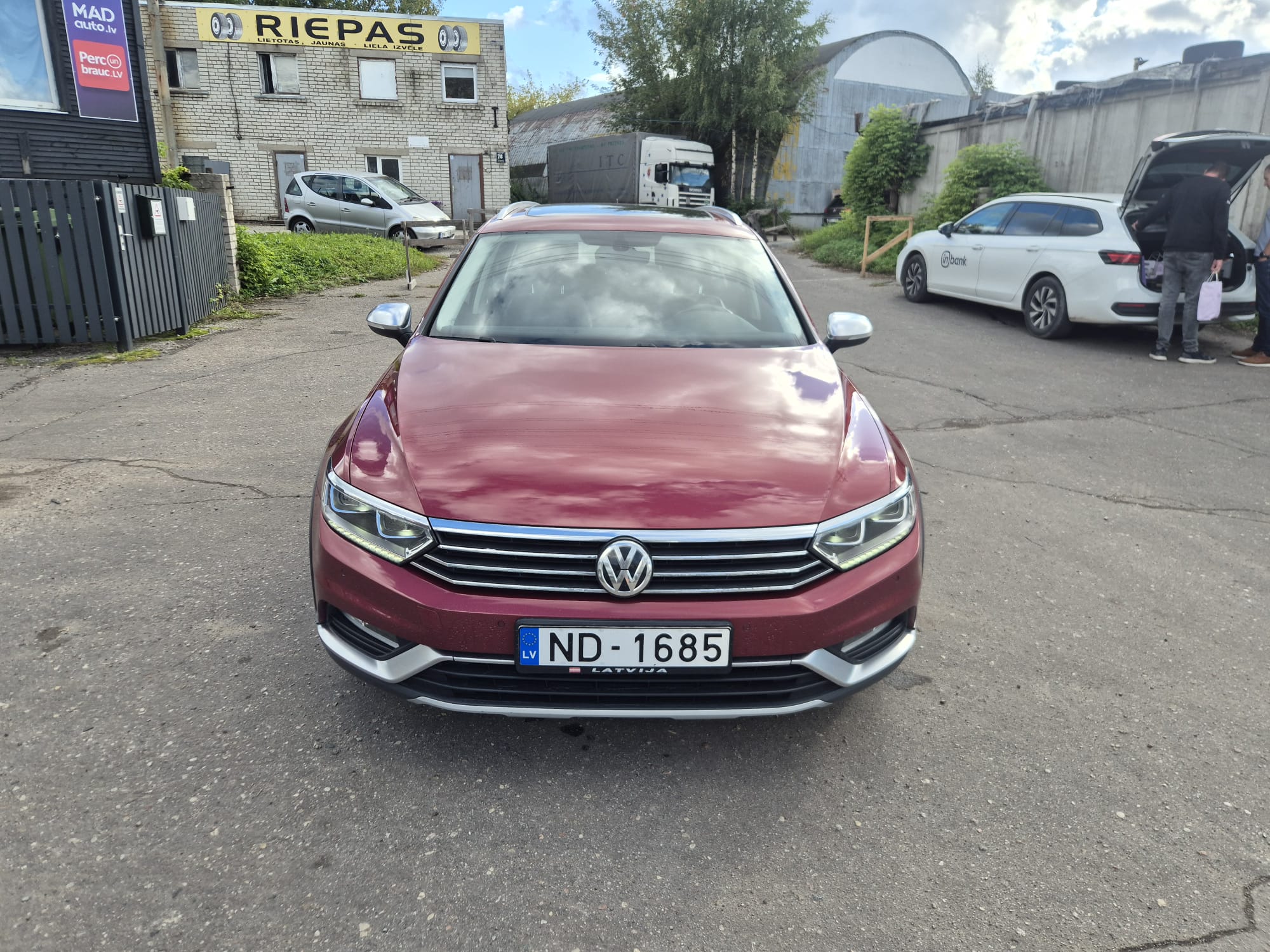 Car image 2
