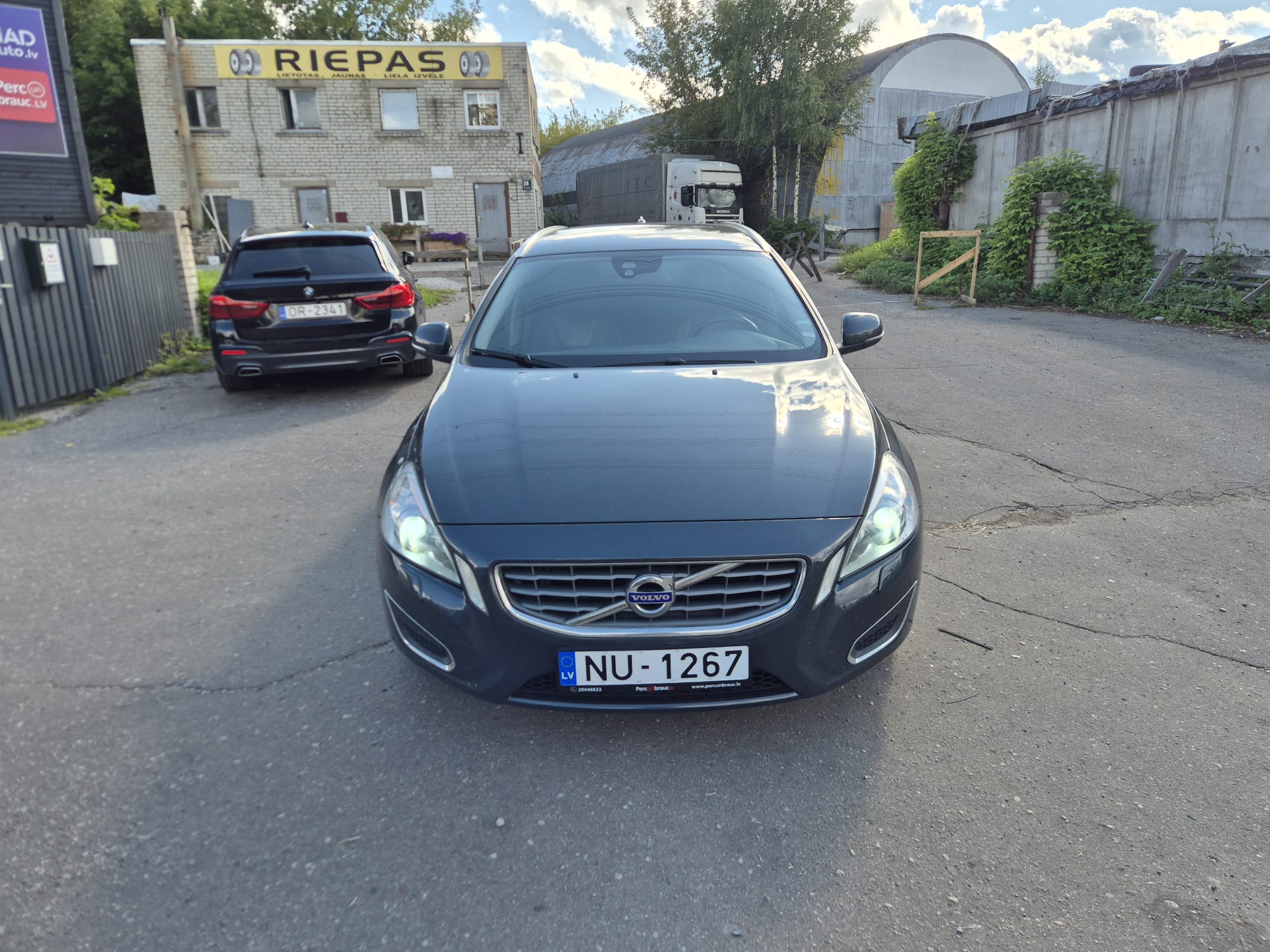 Car image 3
