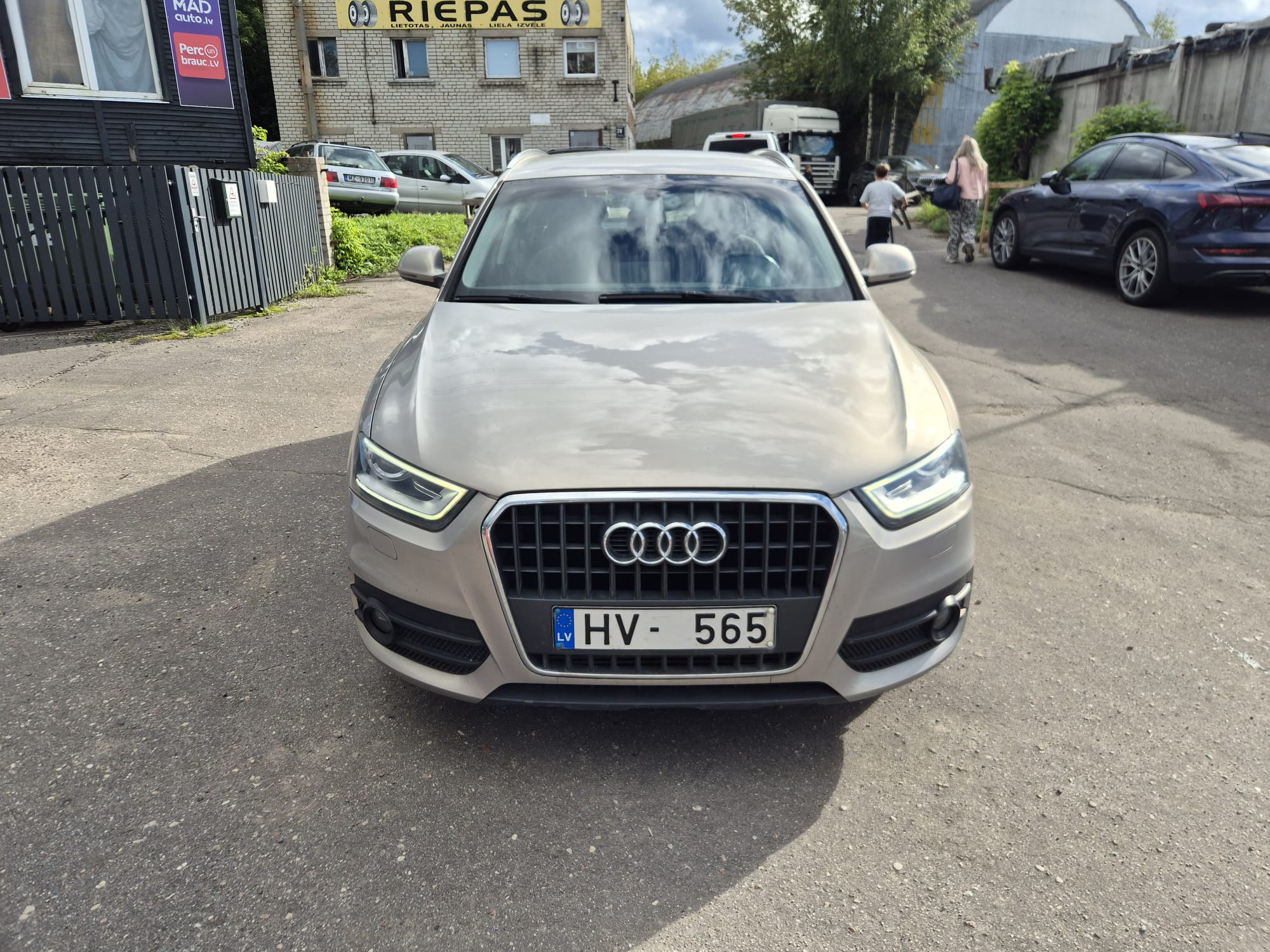 Car image 3