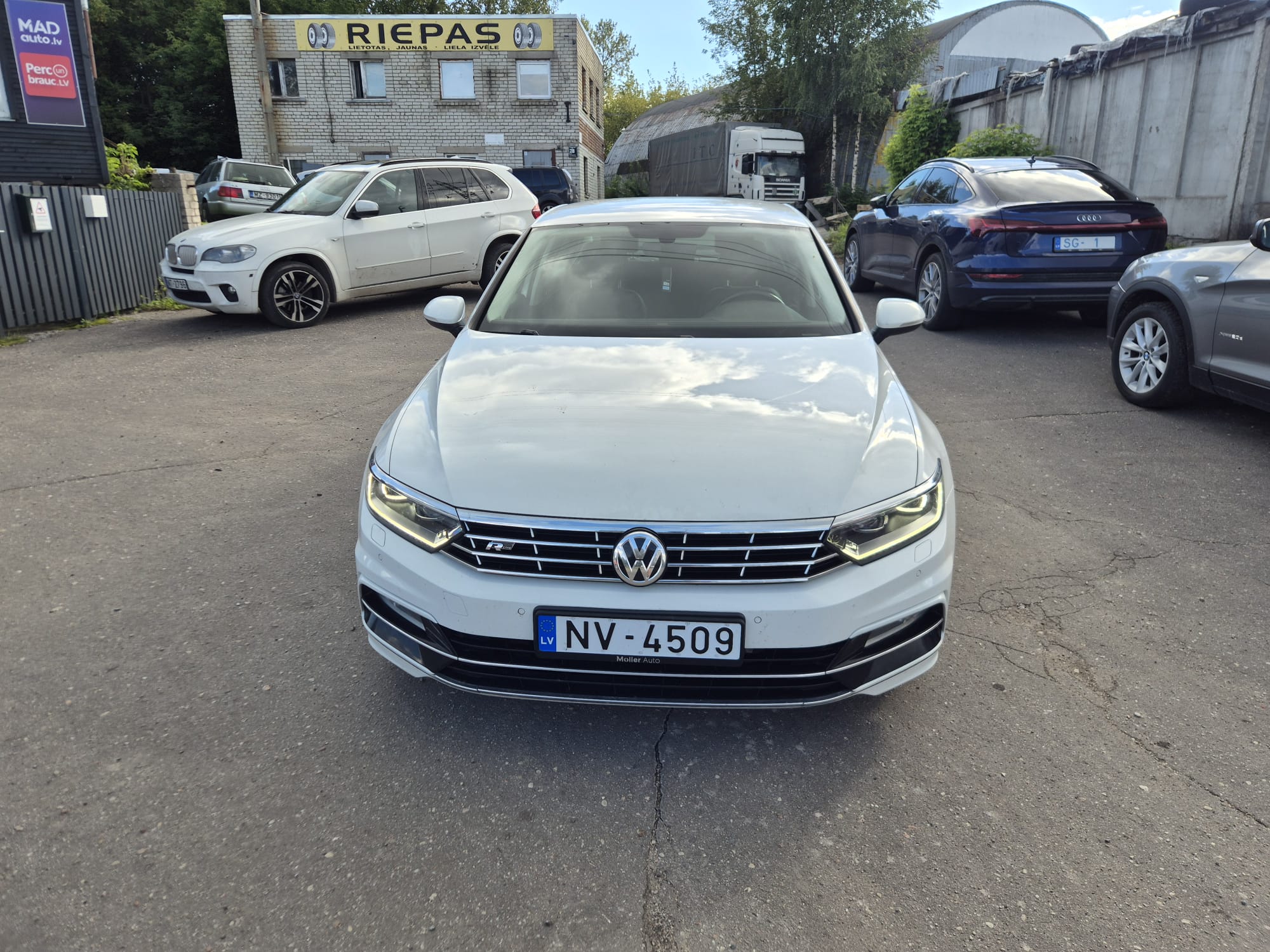 Car image 3