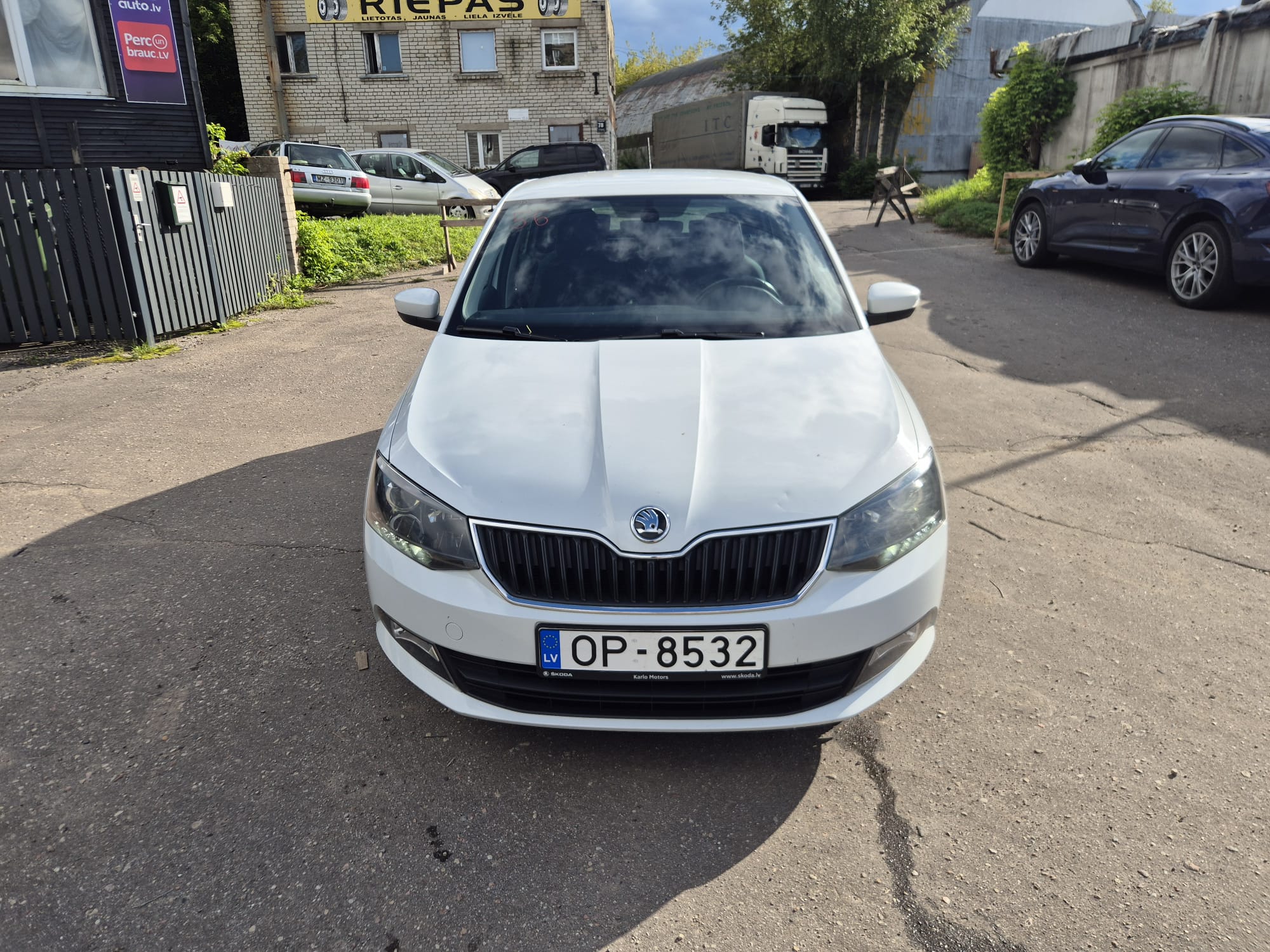 Car image 3